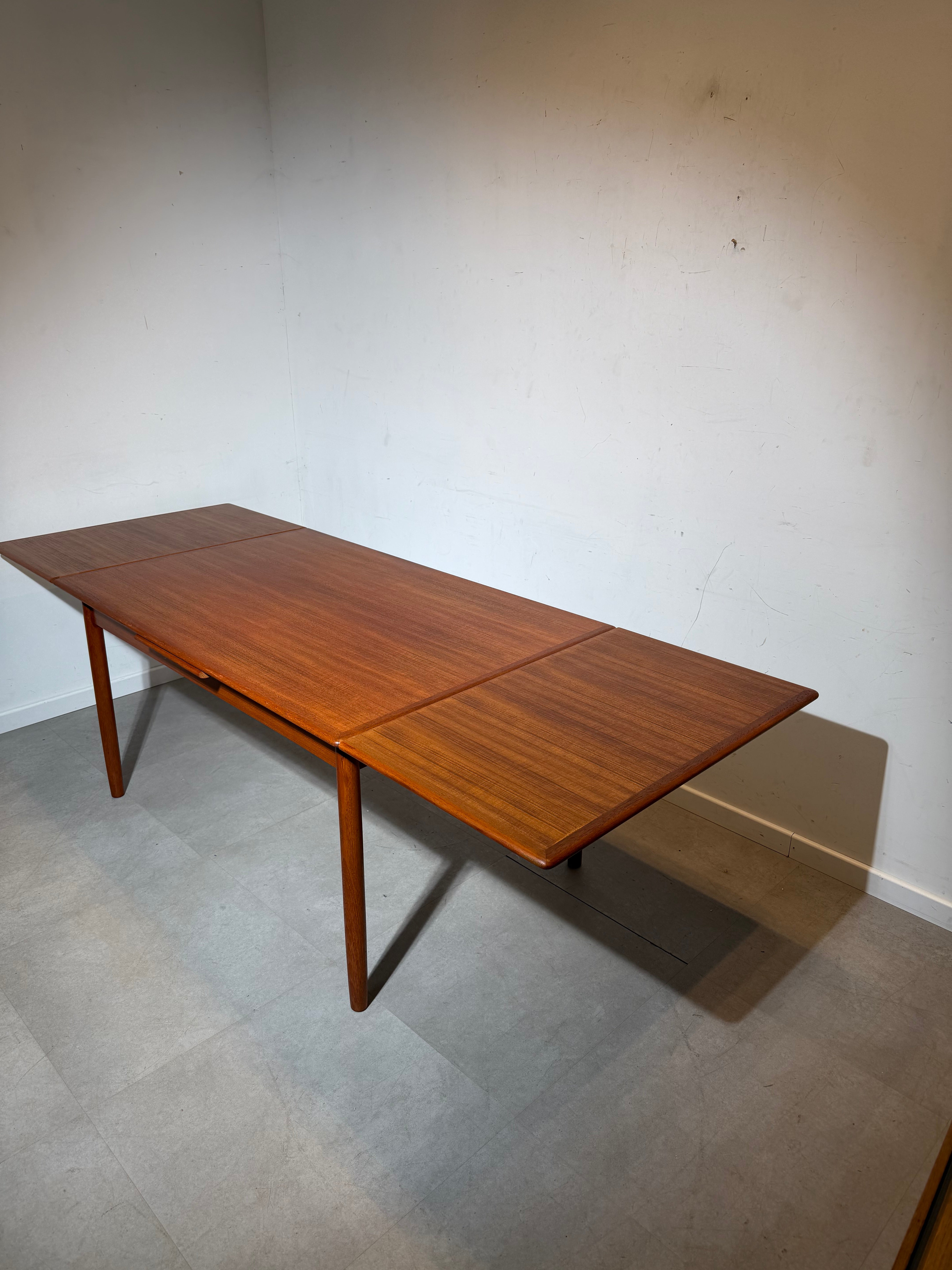 Vintage Extendable Rectangular Teak Dining Table – Mid-Century Modern