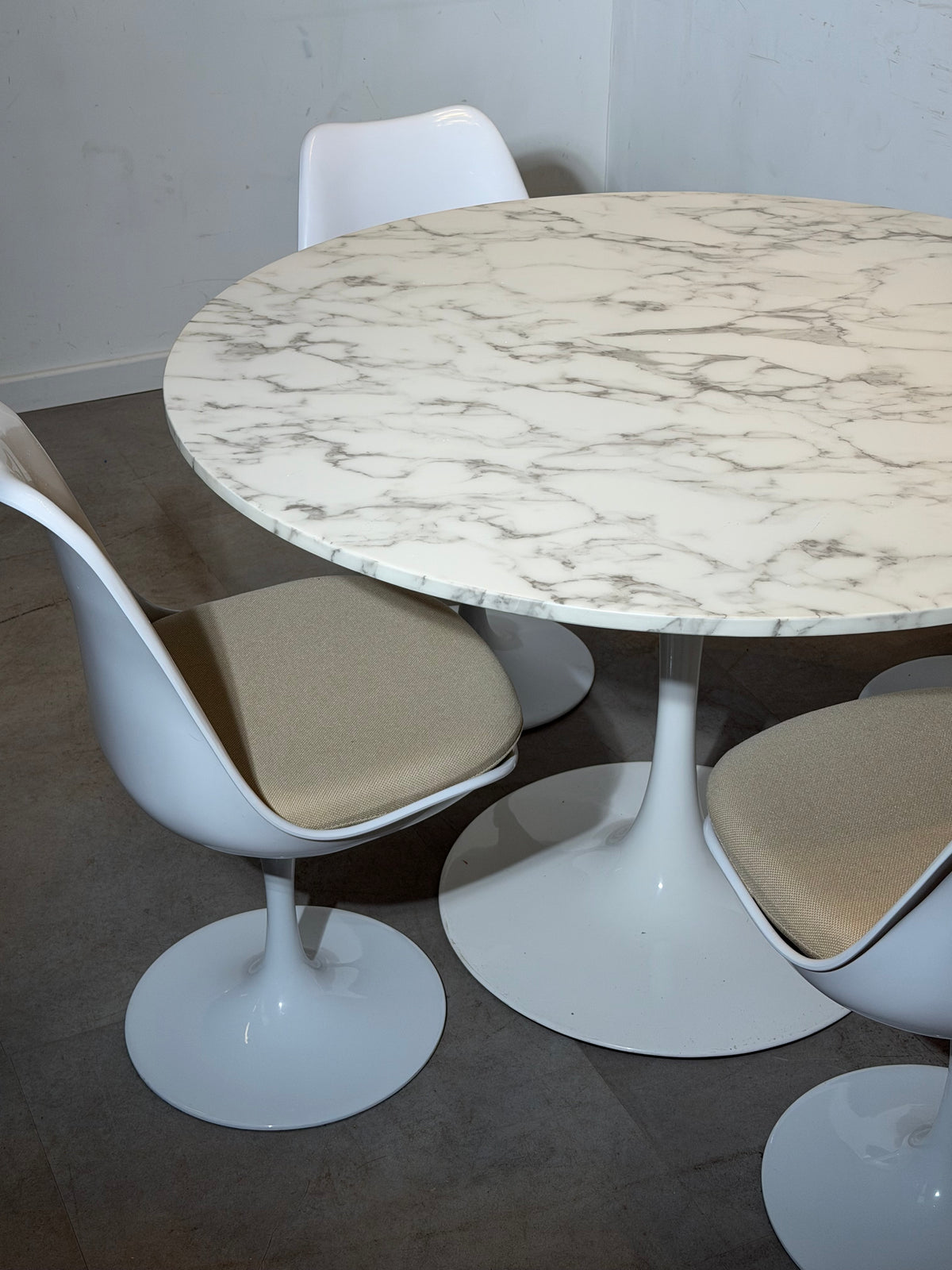Table à manger Tulip en marbre avec 4 chaises – Ø120 cm
