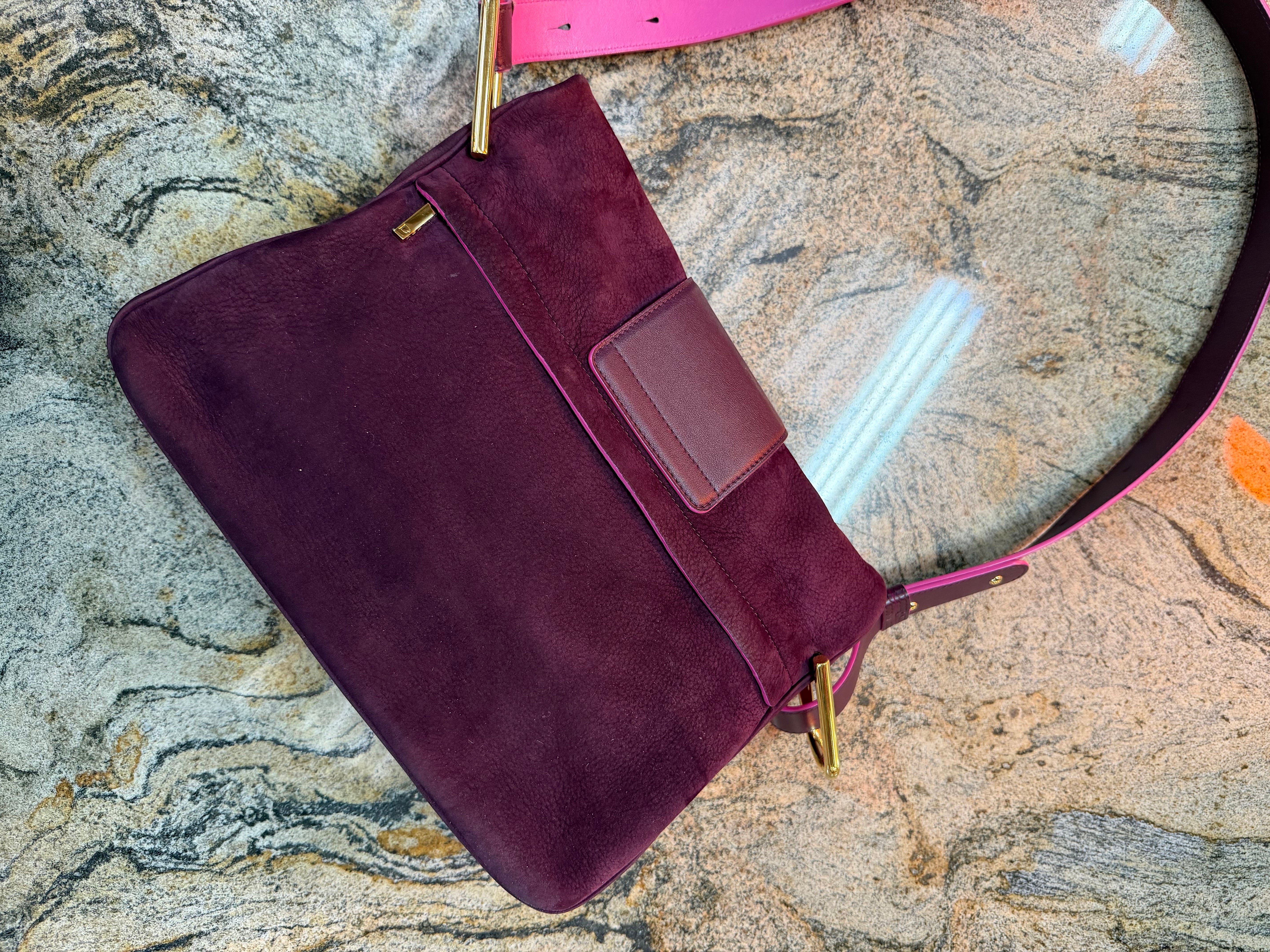 Sac Delvaux Givry en nubuck violet avec détails roses – Fermoir doré – 30 x 24 cm