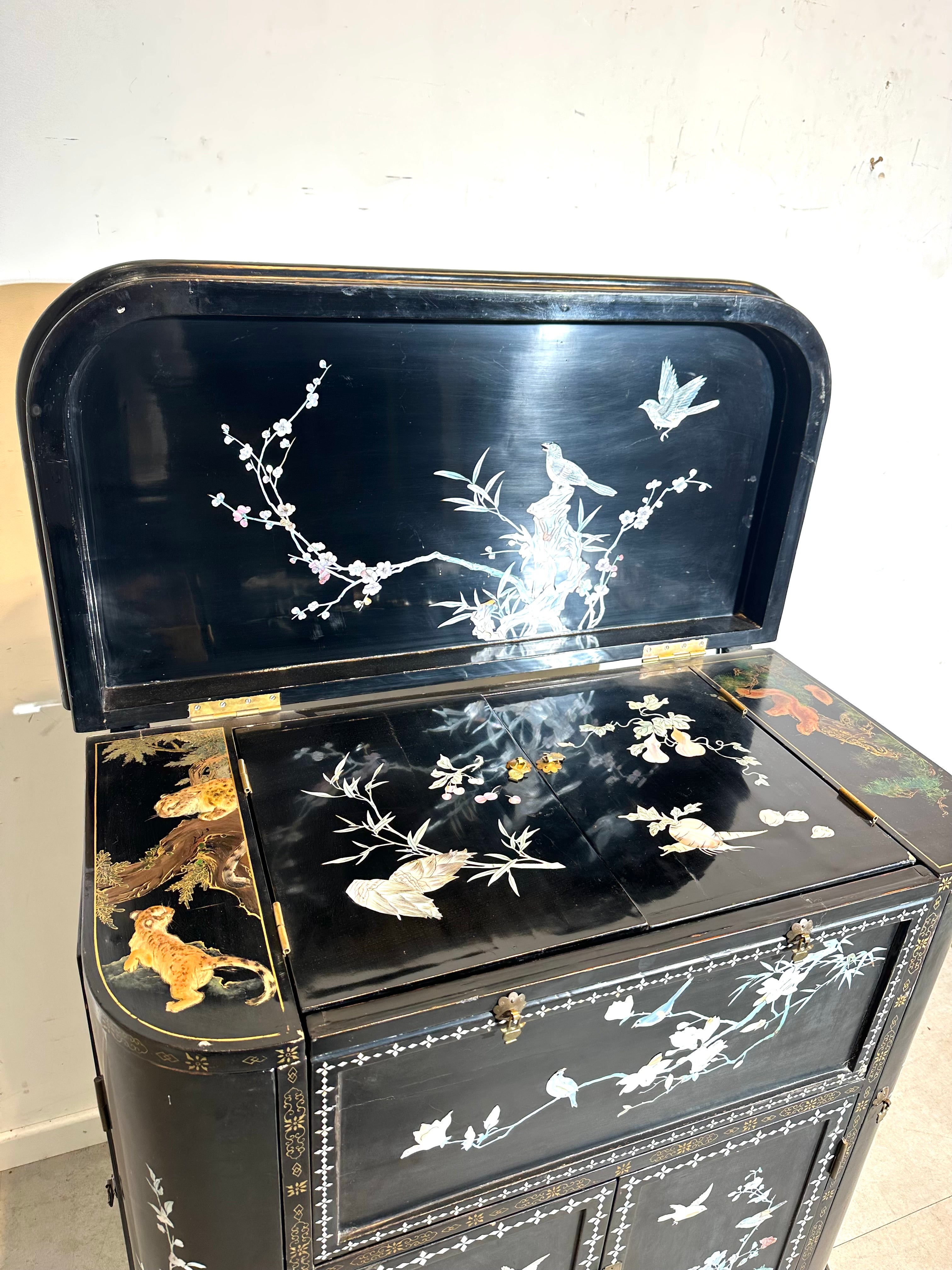 Cabinet laqué asiatique ancien