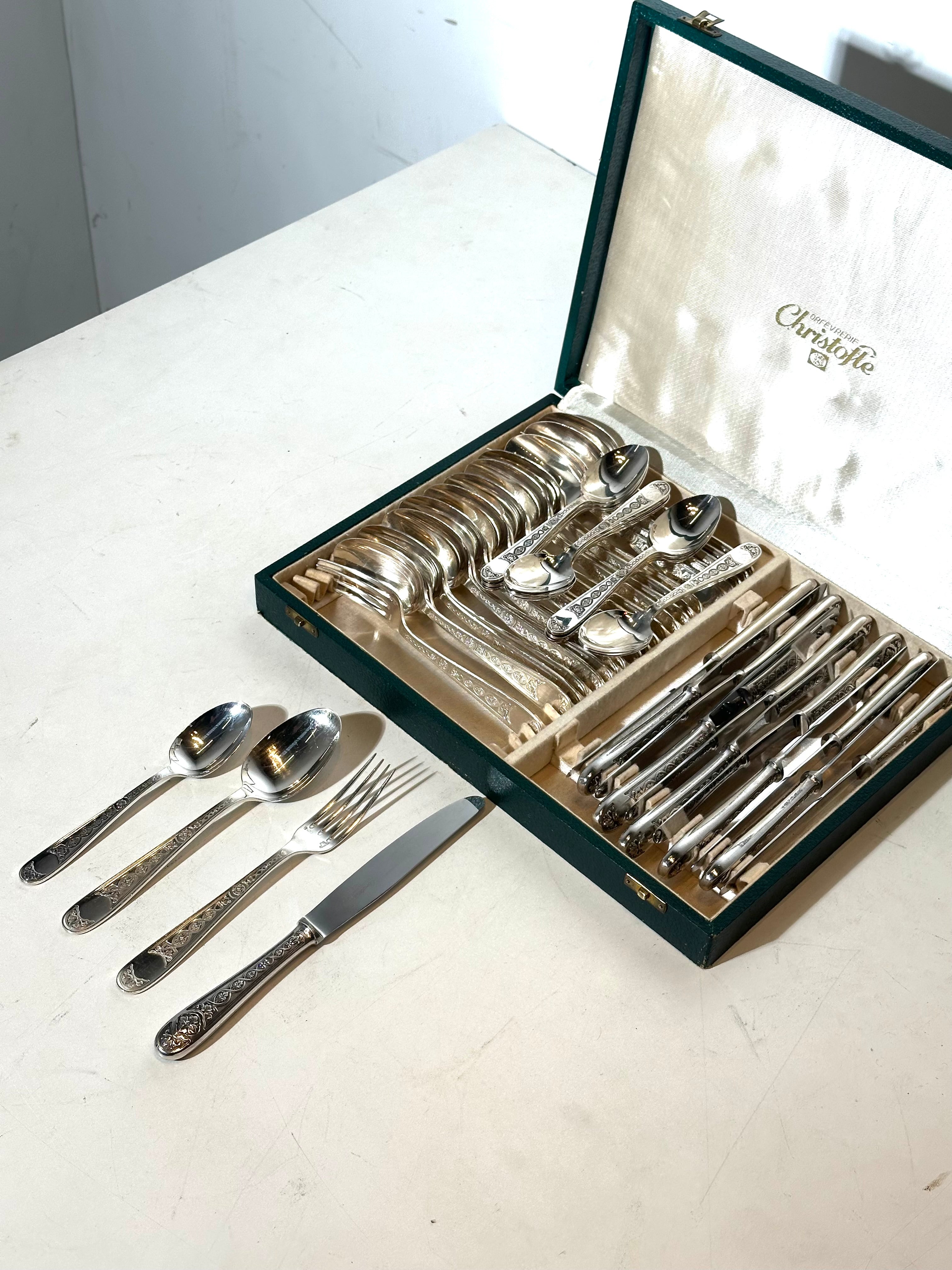 Christofle rubans ,ménagère 6 personne 24 pieces état neuf Christofle rubans ,ménagère 6 personne 24 pieces état neuf