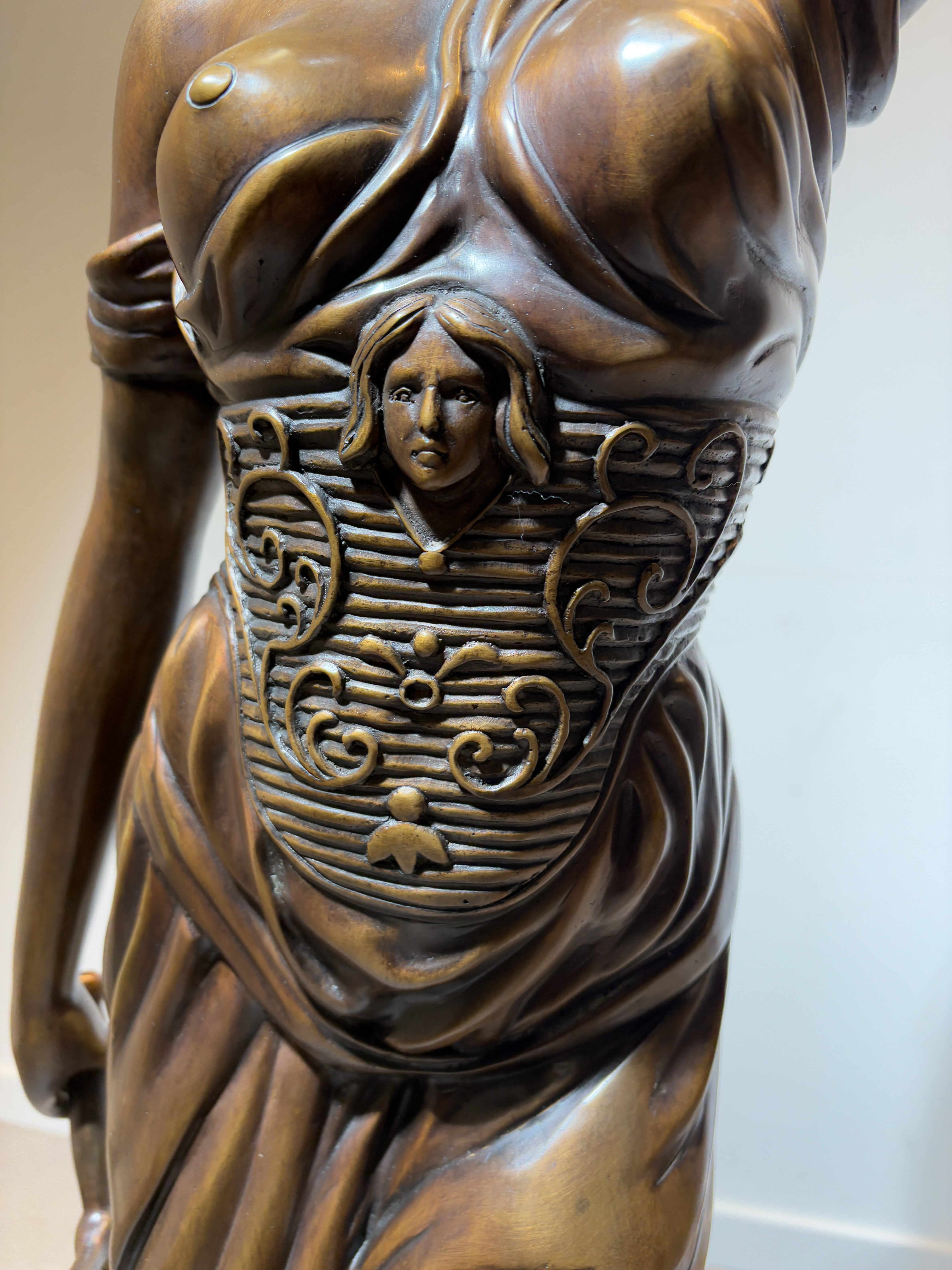 Grande statue de la Dame Justice