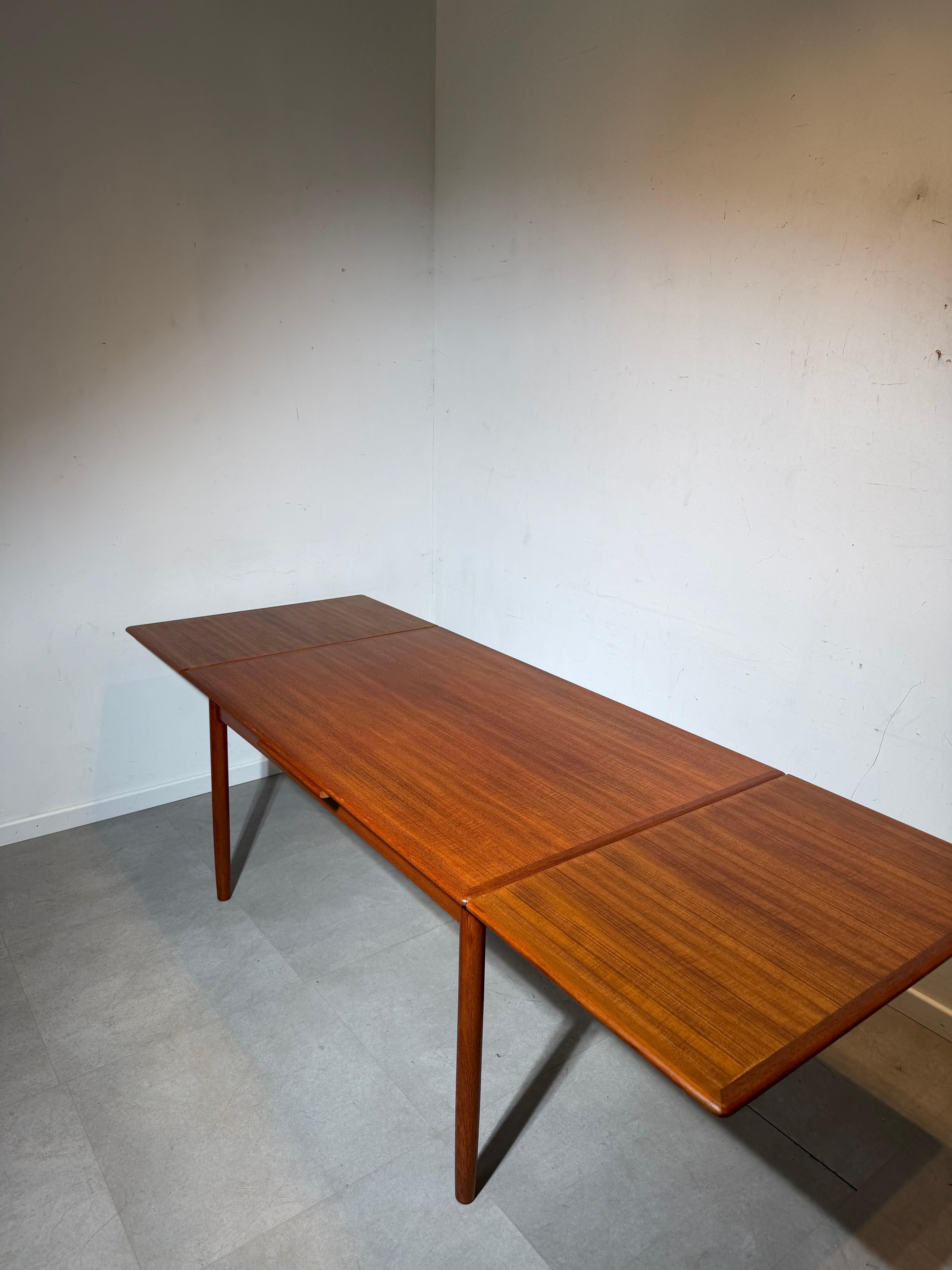 Vintage Extendable Rectangular Teak Dining Table – Mid-Century Modern