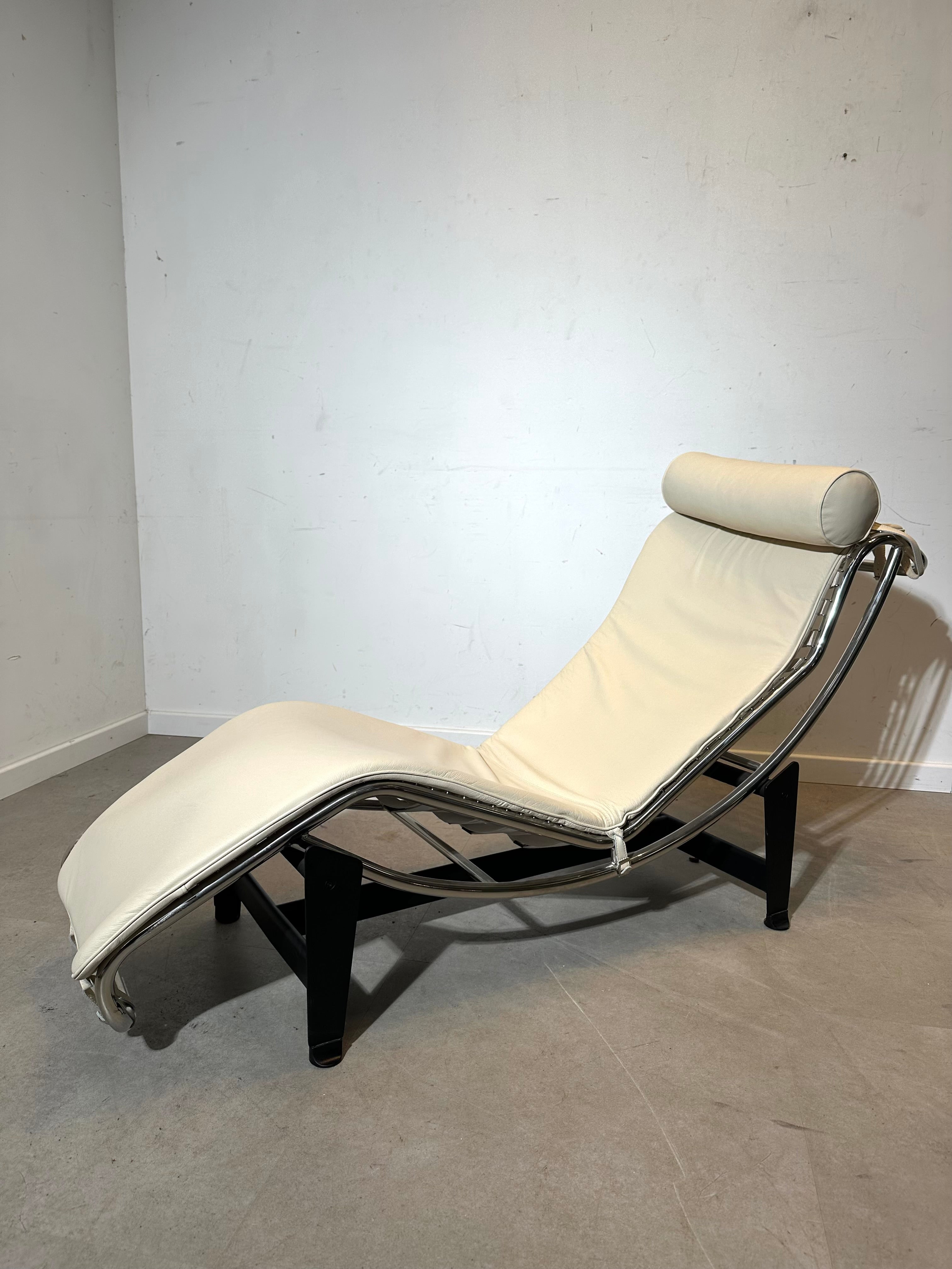 LC4 chaise longue – Le Corbusier design – ivory color Replica