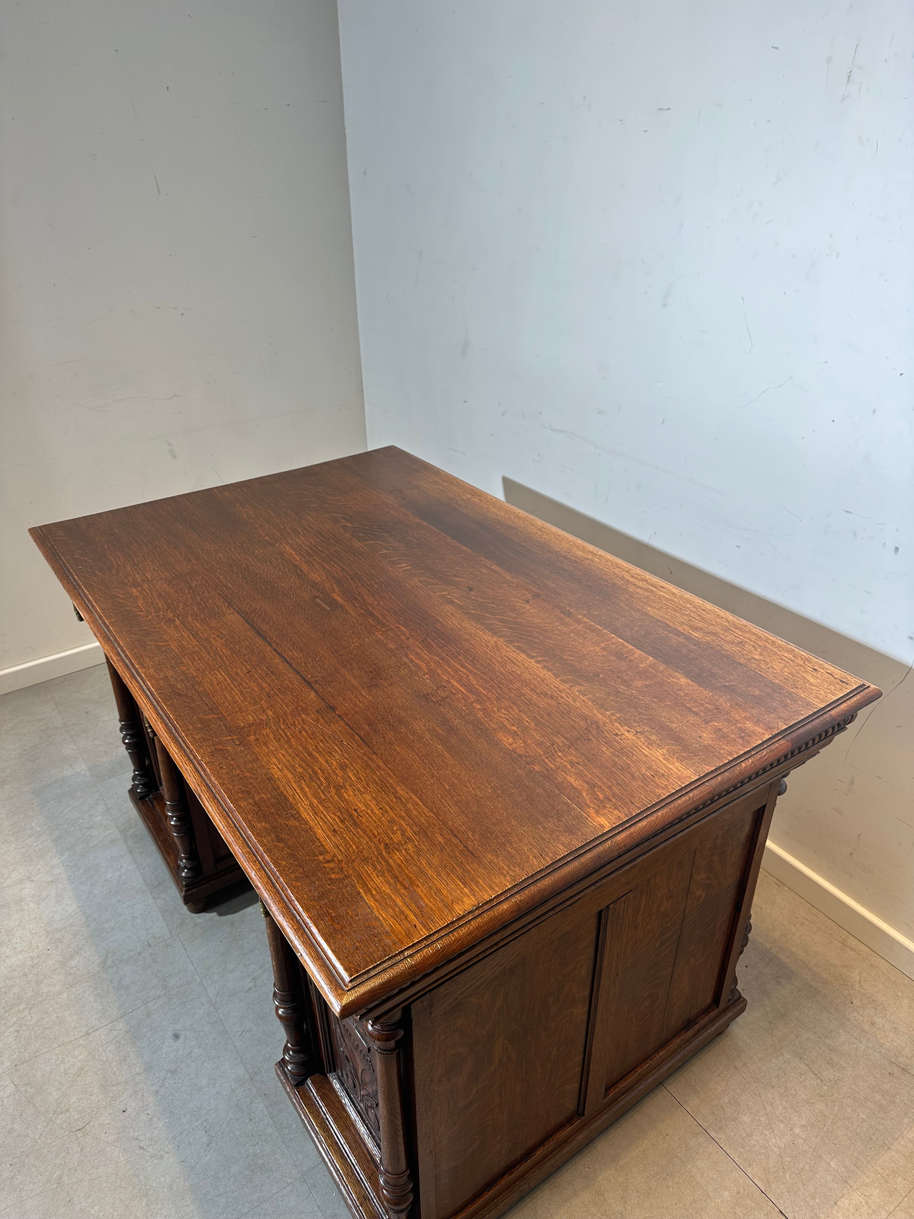 Bureau ancien en chêne sculpté à double face