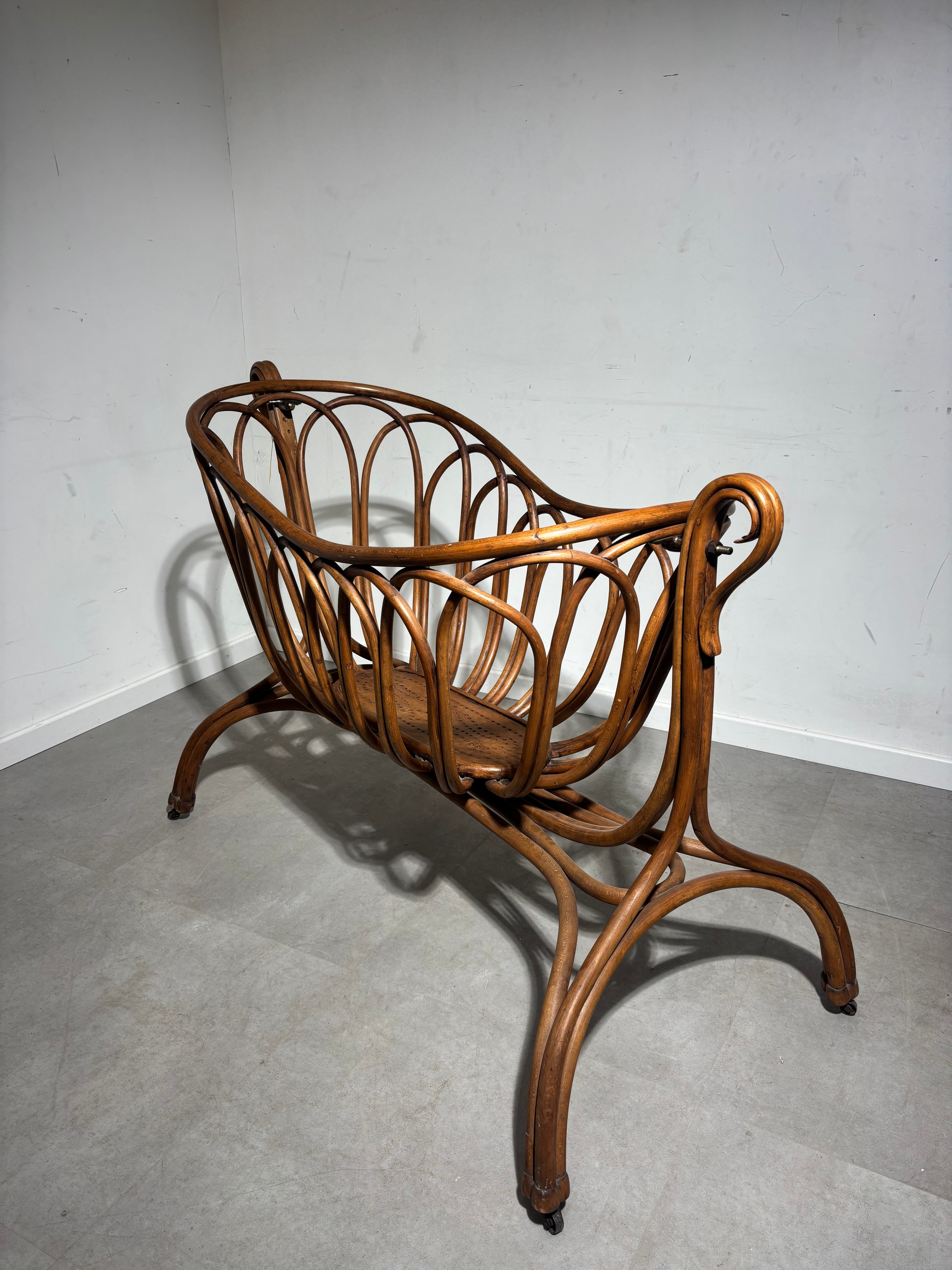 Berceau/lit de jour en bois courbé de style Thonet – XXe siècle