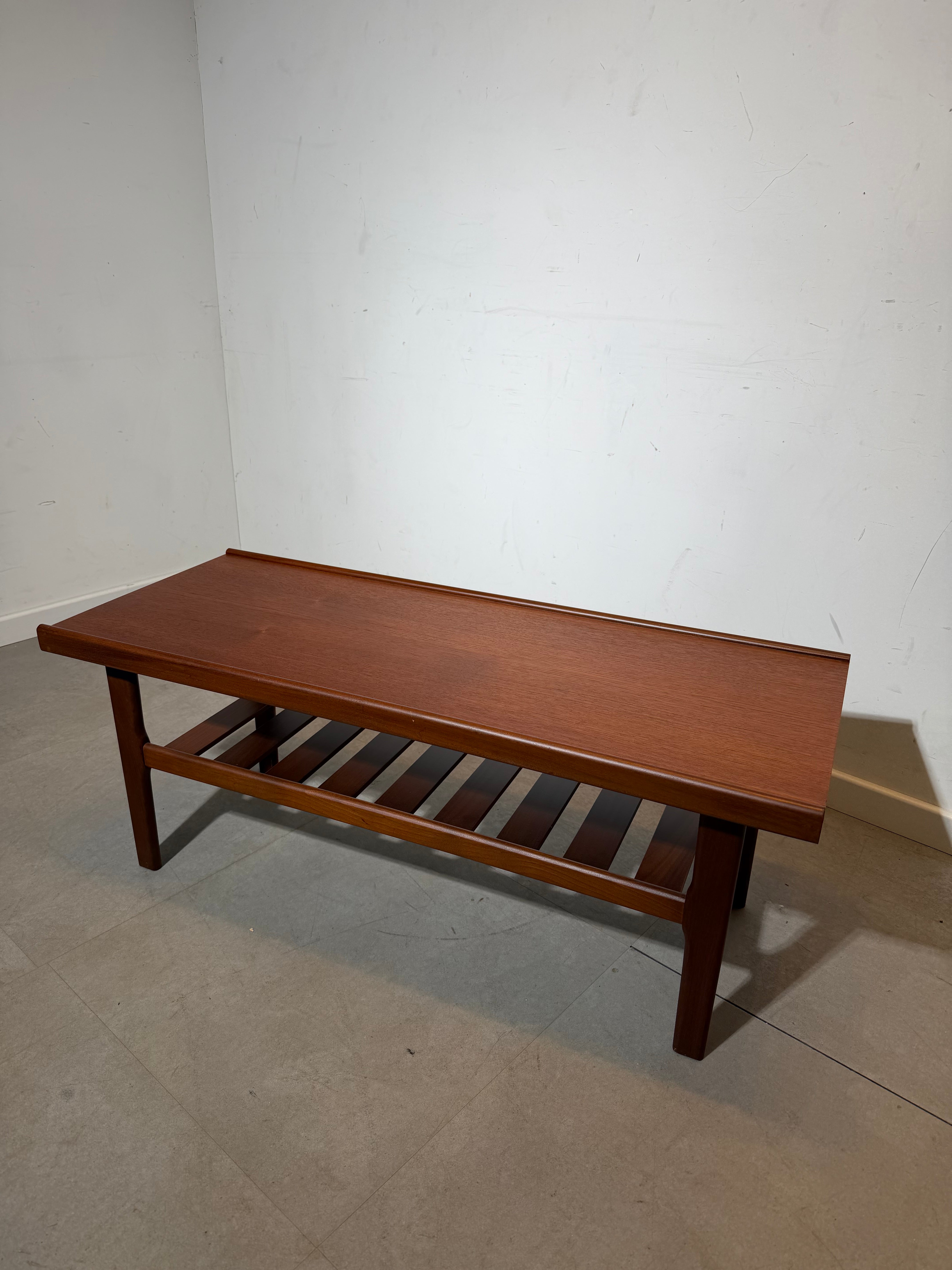 Danish Teak Coffee Table – Mid-Century Modern (1960s)