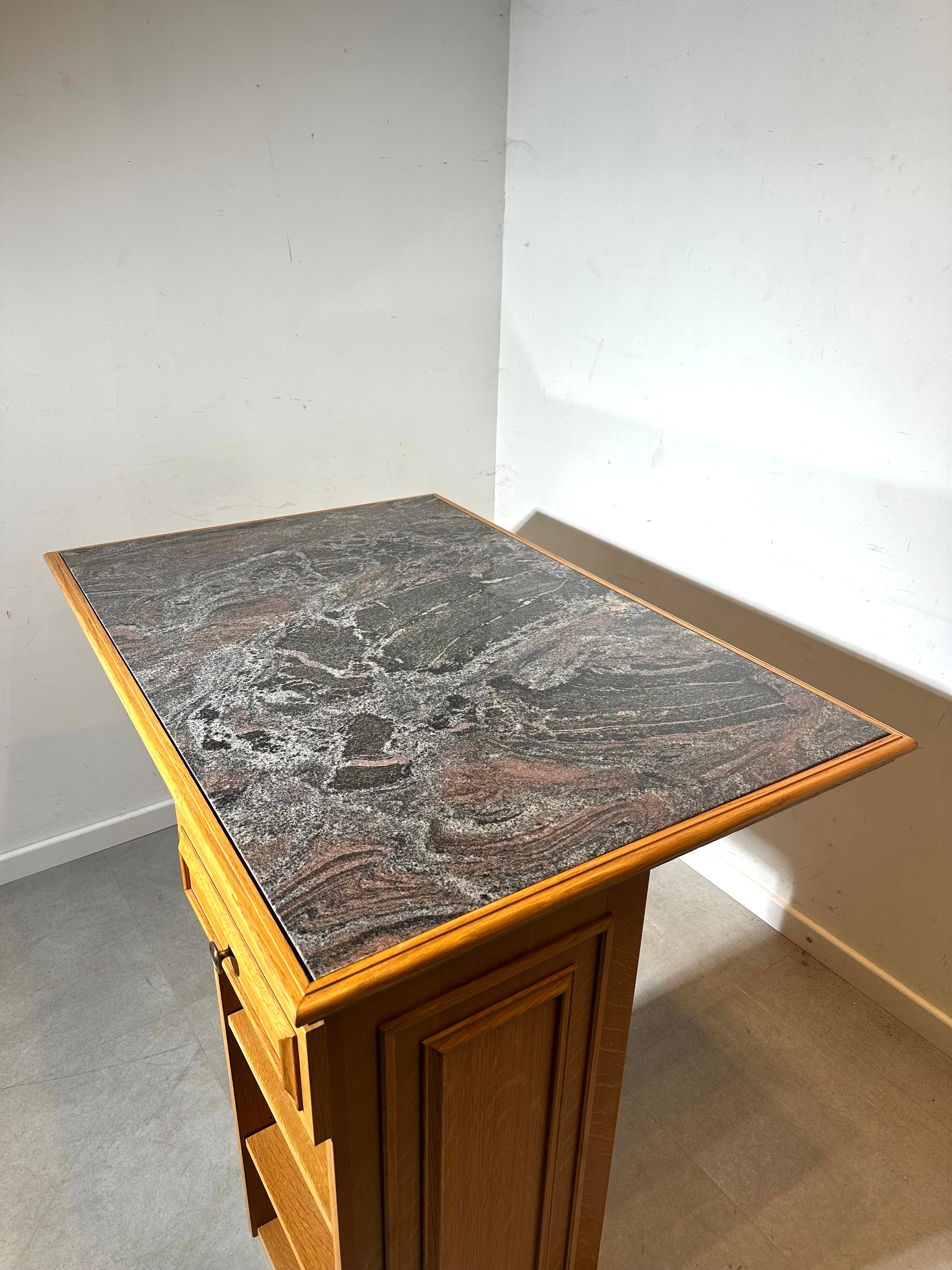 Bureau d'architecte avec plateau imitation marbre