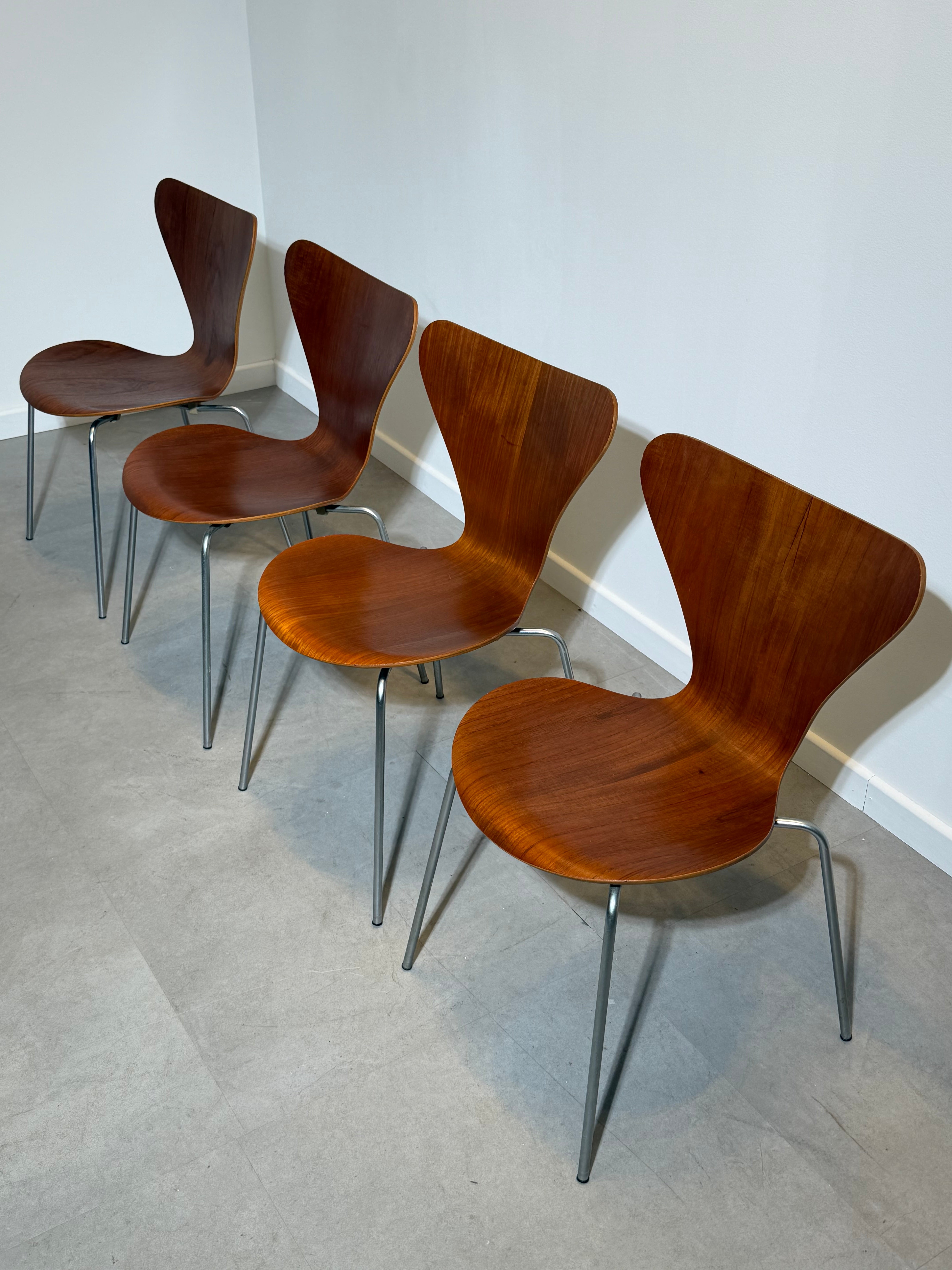 Set of Four Vintage Fritz Hansen Series 7 Dining Chairs – Teak Veneer – Arne Jacobsen – 1969