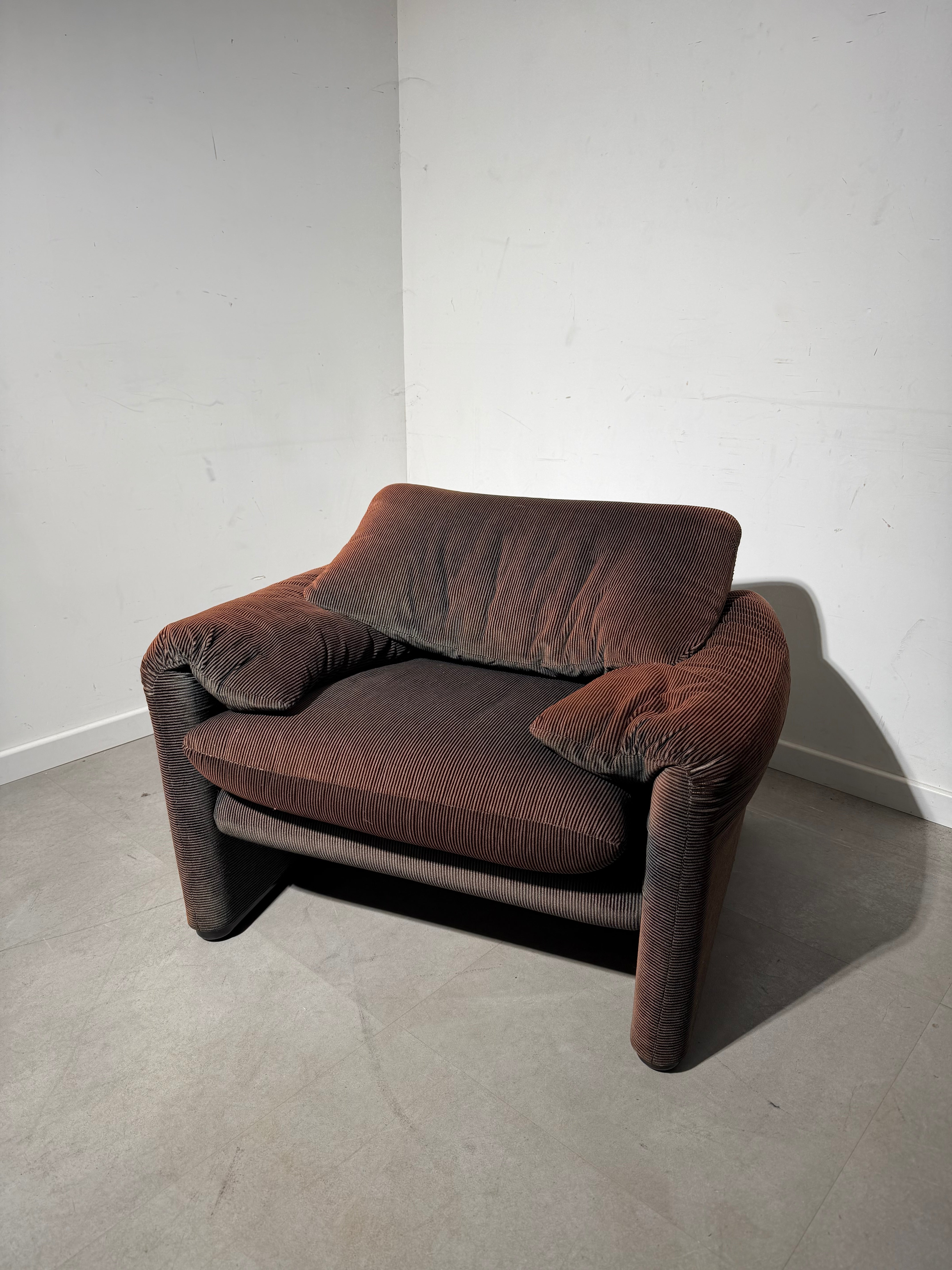 Cassina “Maralunga” One-Seater – Iconic Design with Sun-Kissed Patina