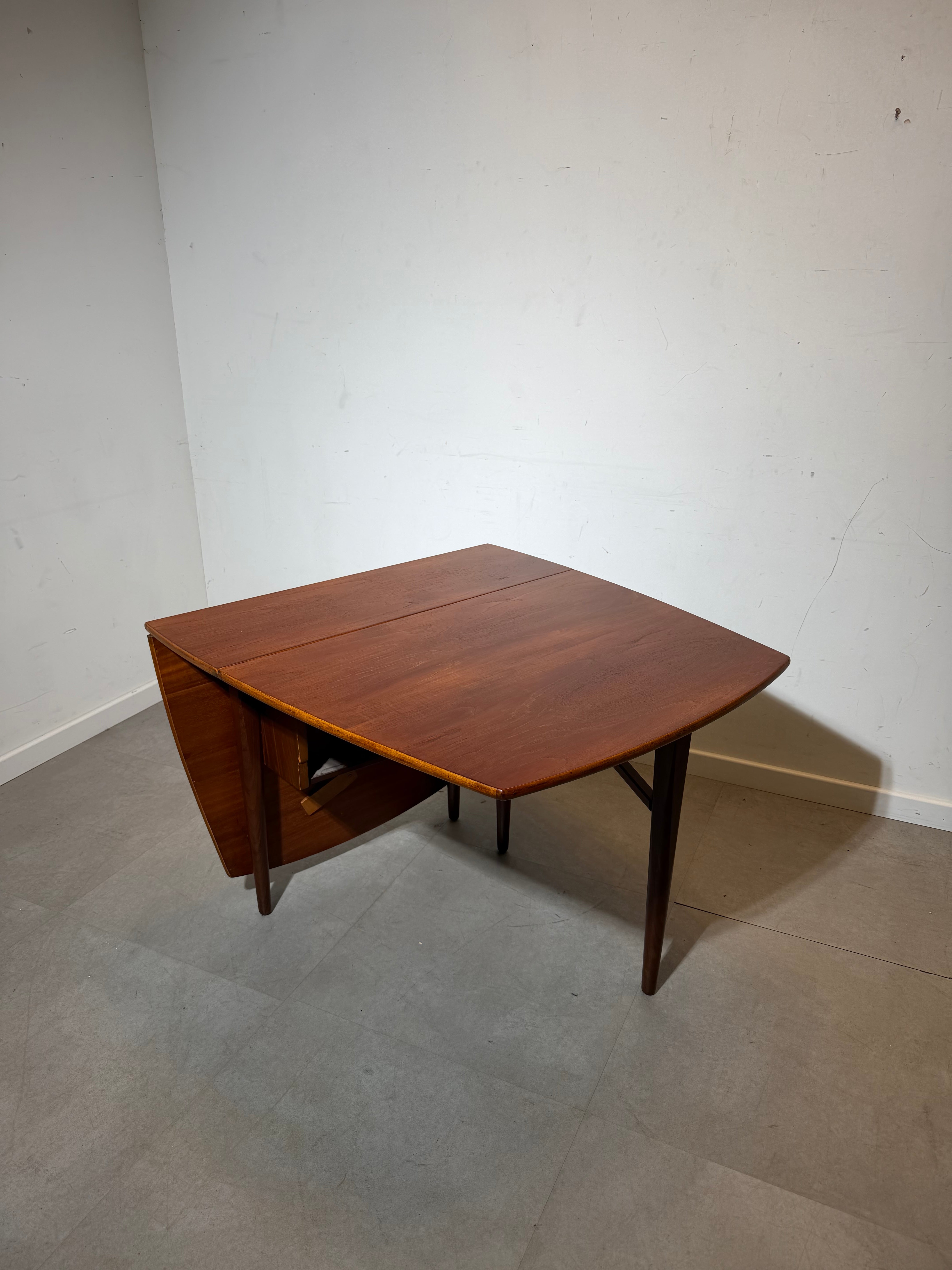 Mid-Century Teak Drop-Leaf Dining Table – Scandinavian Style (1960s)