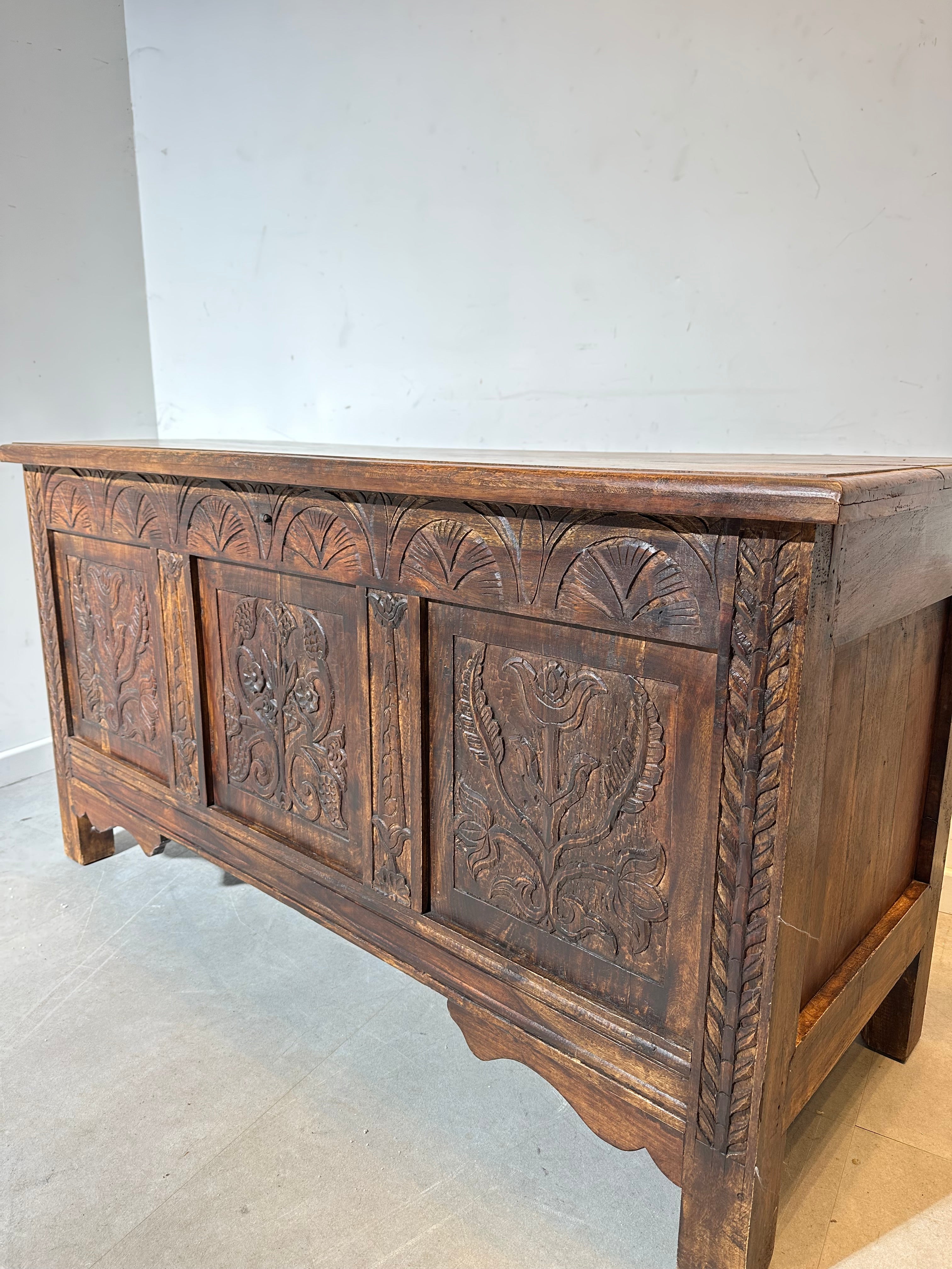 Coffre de rangement ancien en bois sculpté à la main