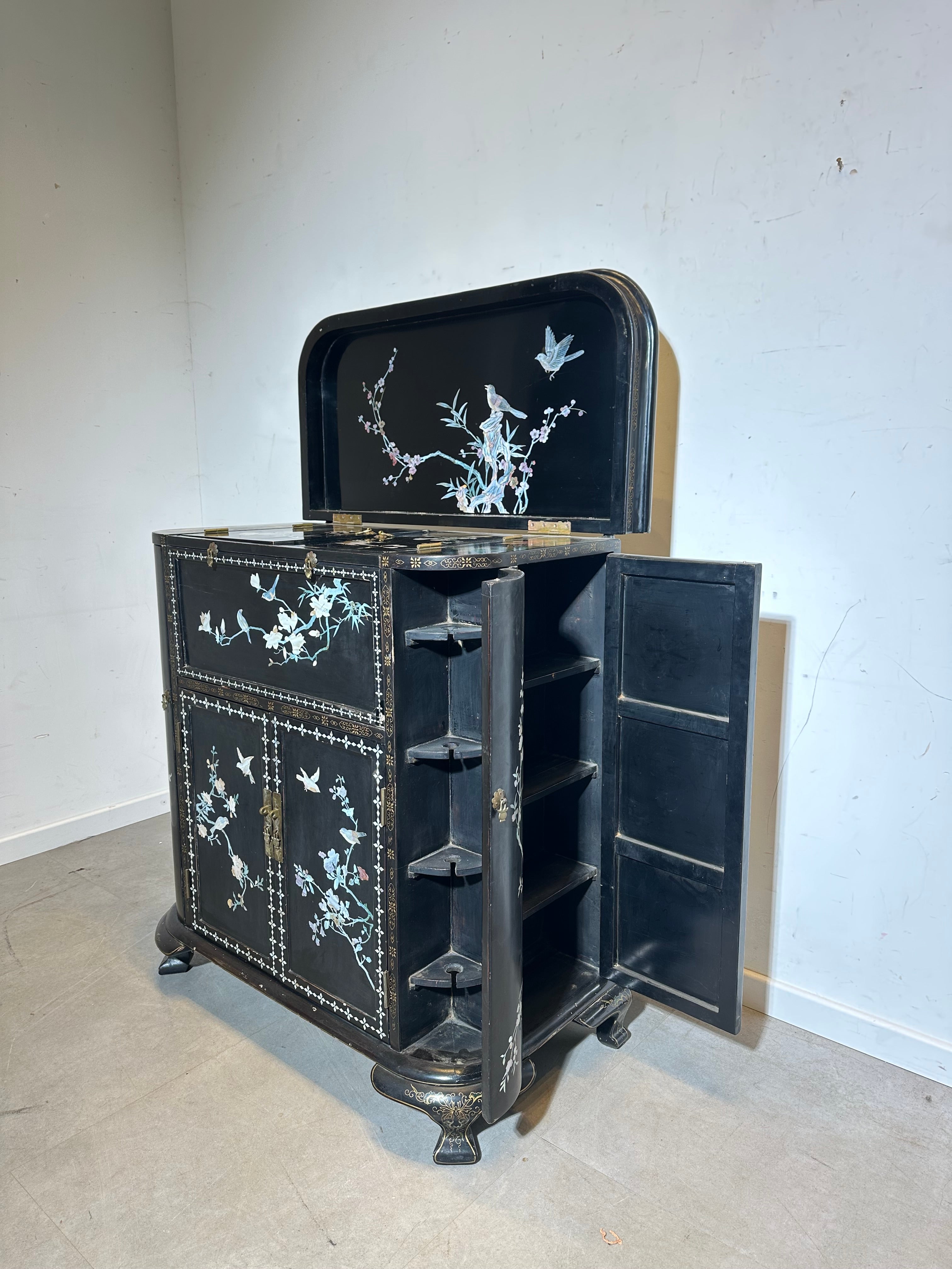 Cabinet laqué asiatique ancien