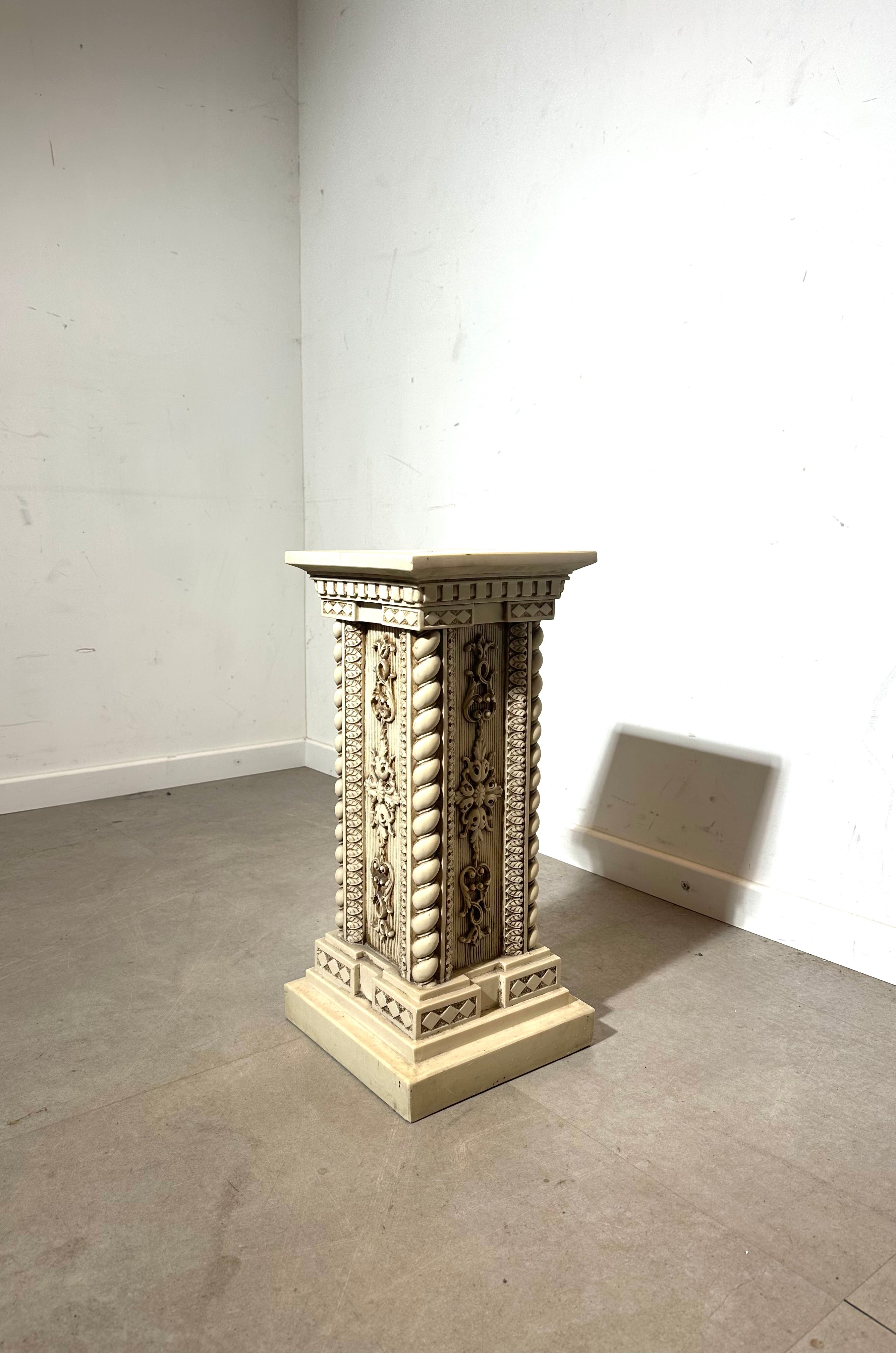 Colonne décorative sur piédestal de style antique