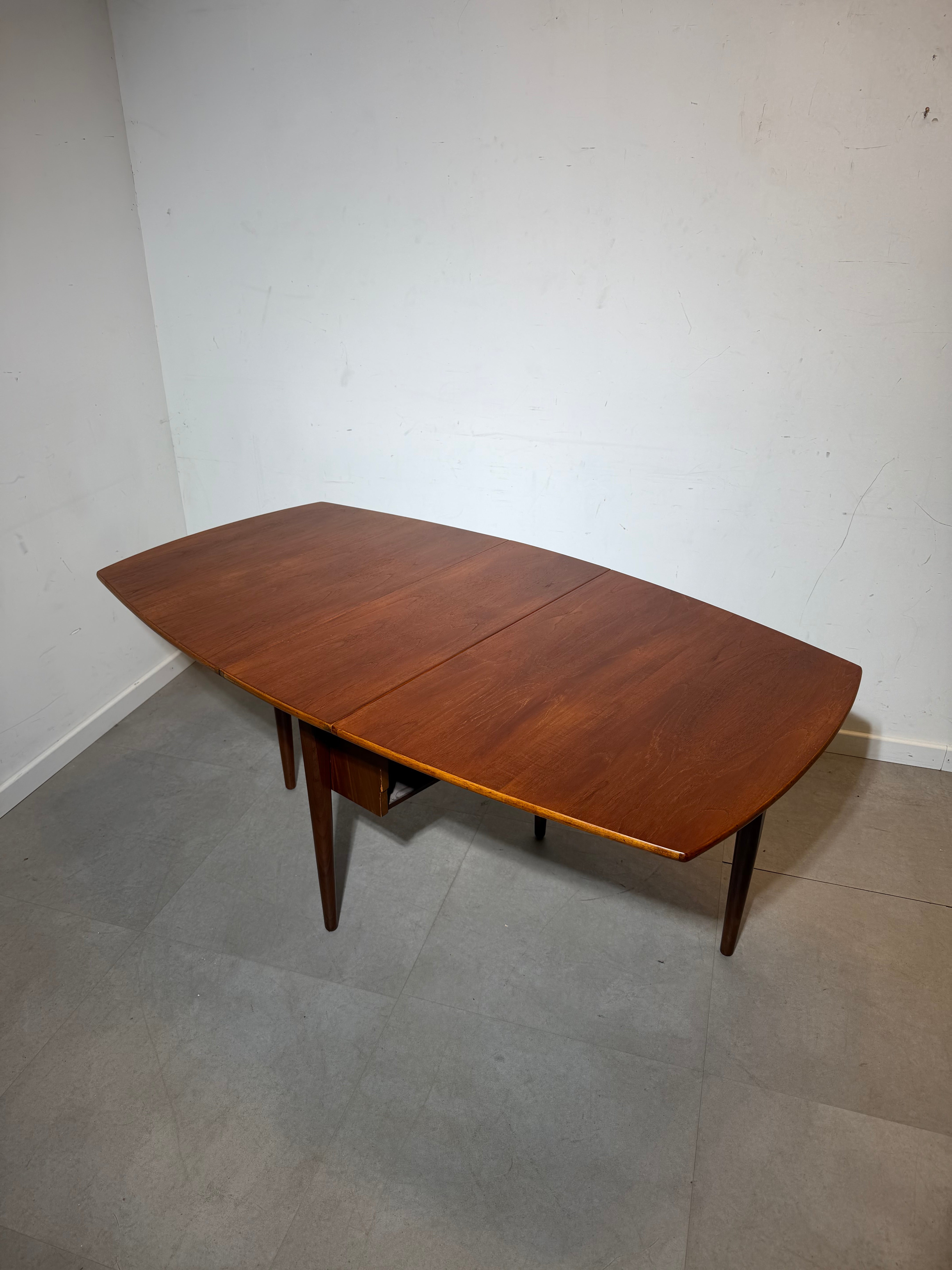 Mid-Century Teak Drop-Leaf Dining Table – Scandinavian Style (1960s)