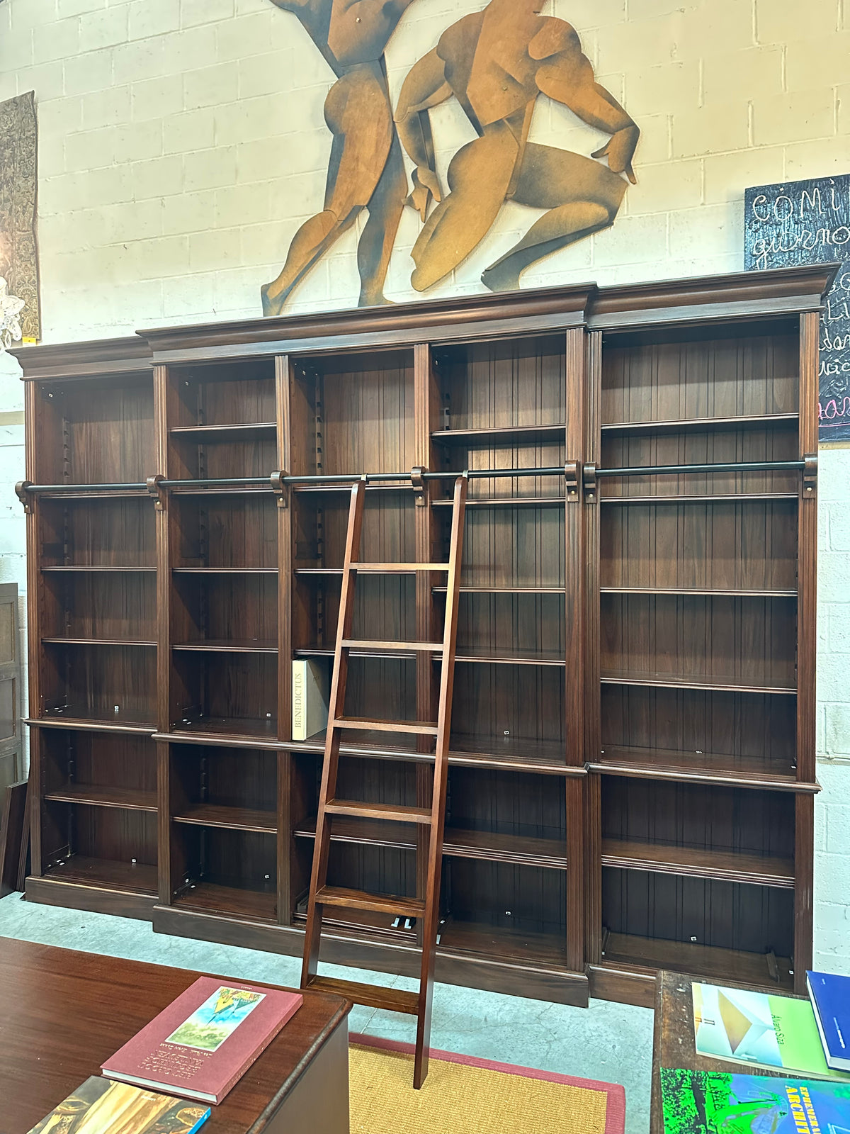 Grote bibliotheekboekenkast met verrijdbare ladder