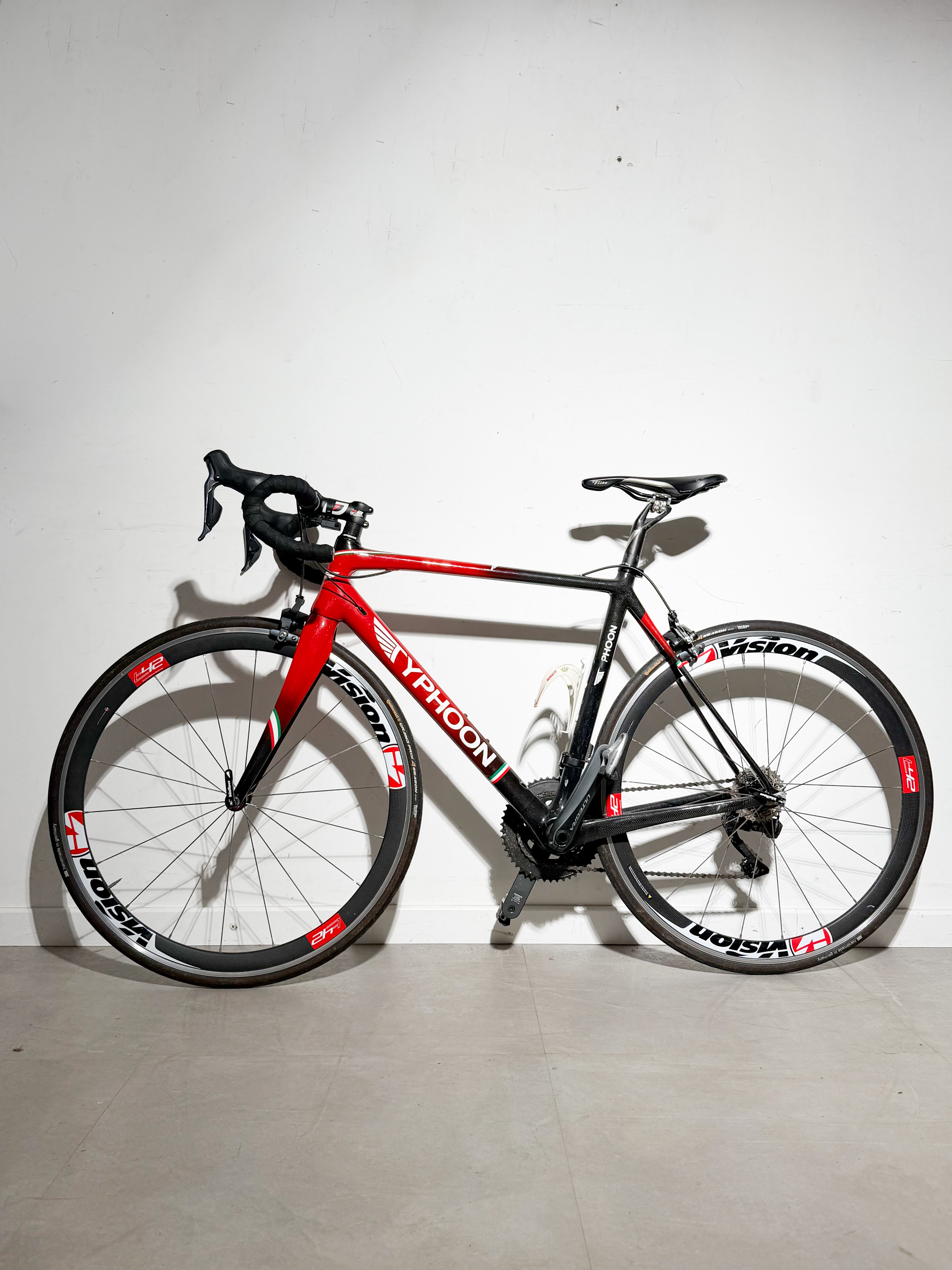 Typhoon Carbon Road Bike – Size 52 – Shimano Ultegra Electronic Shifting – Vision Wheels