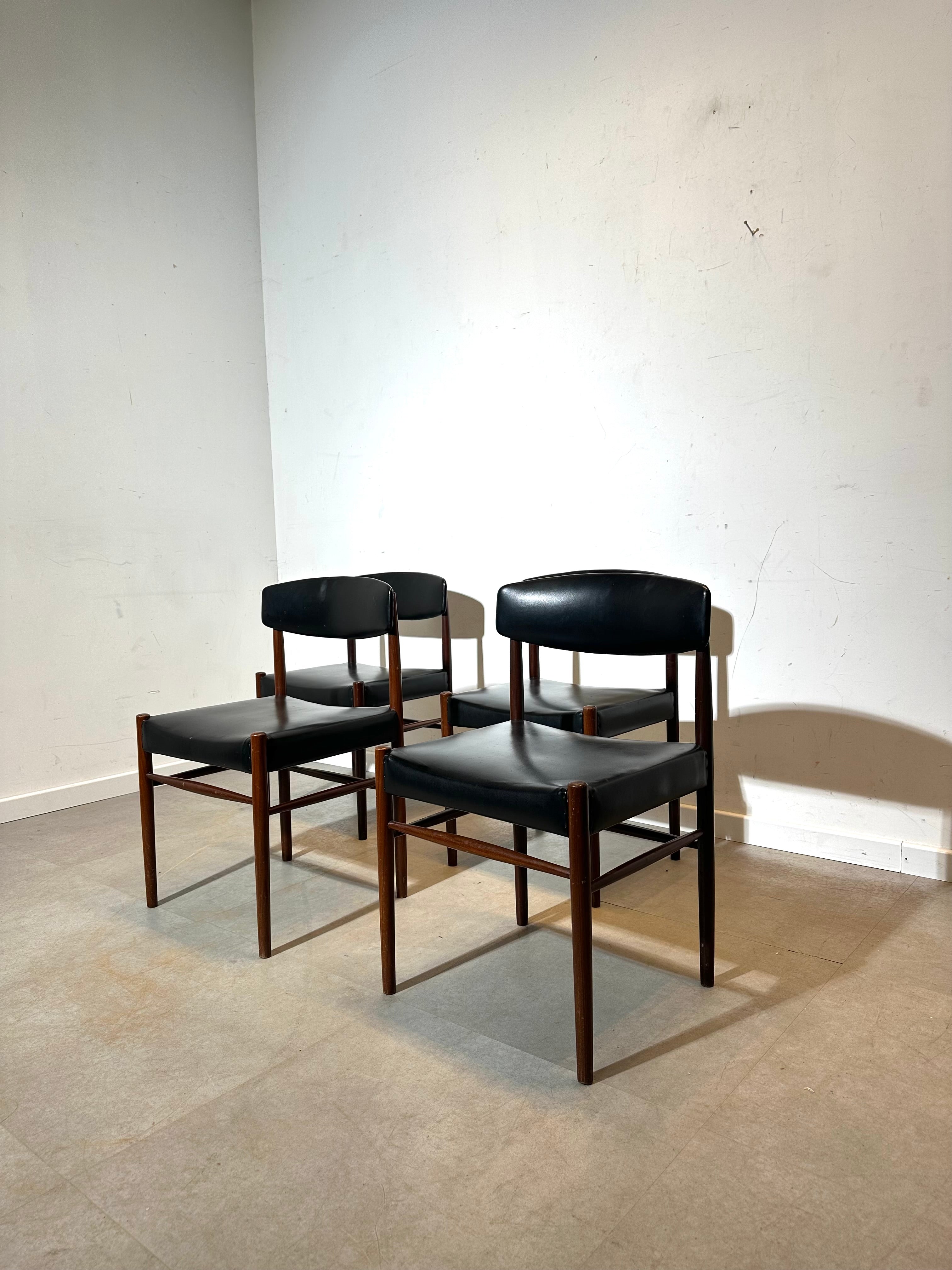 Ensemble de 4 chaises de salle à manger vintage skai