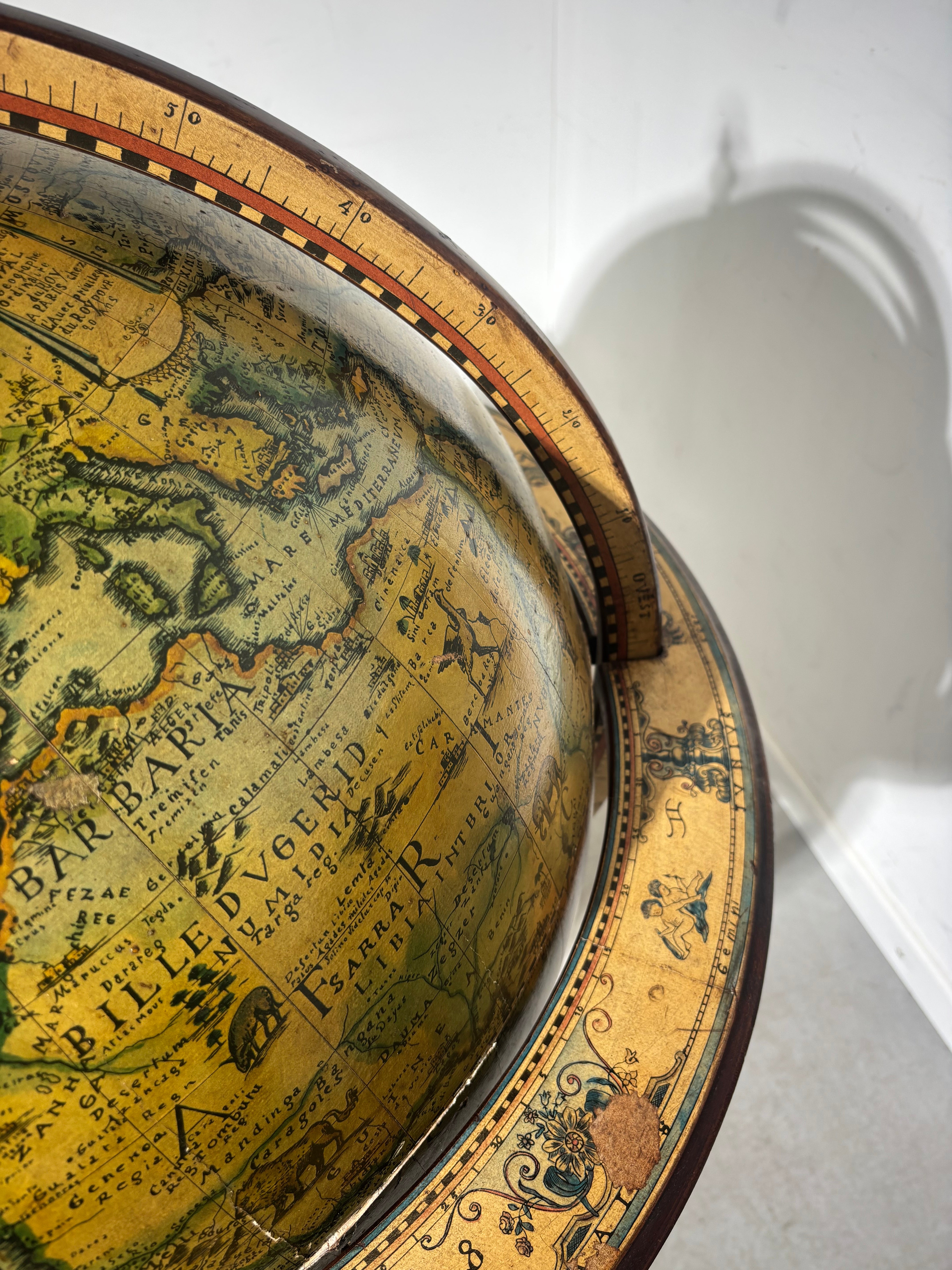 Aardse bibliotheekbol op sokkel