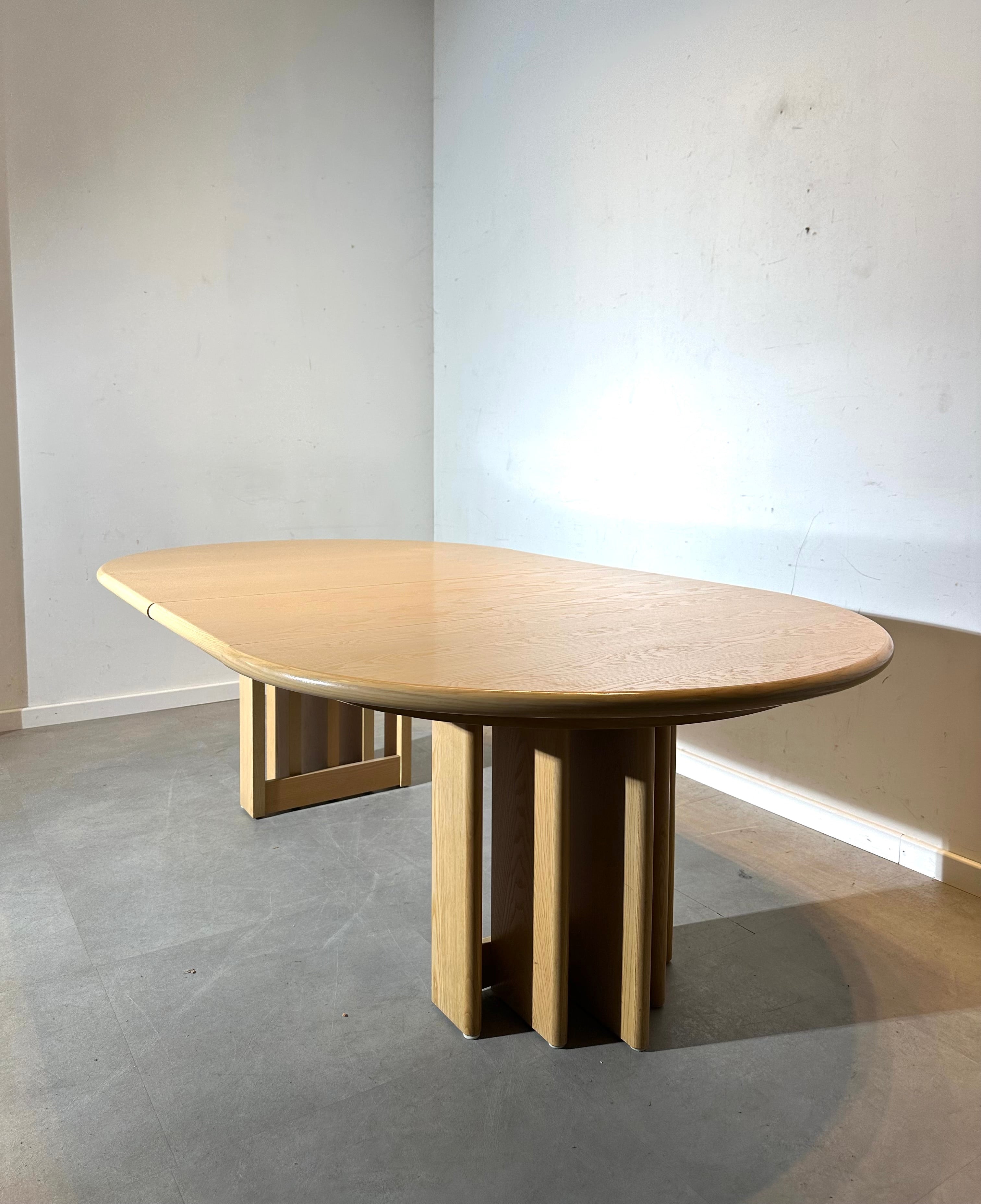 COR Sculpturale eikenhouten eettafel