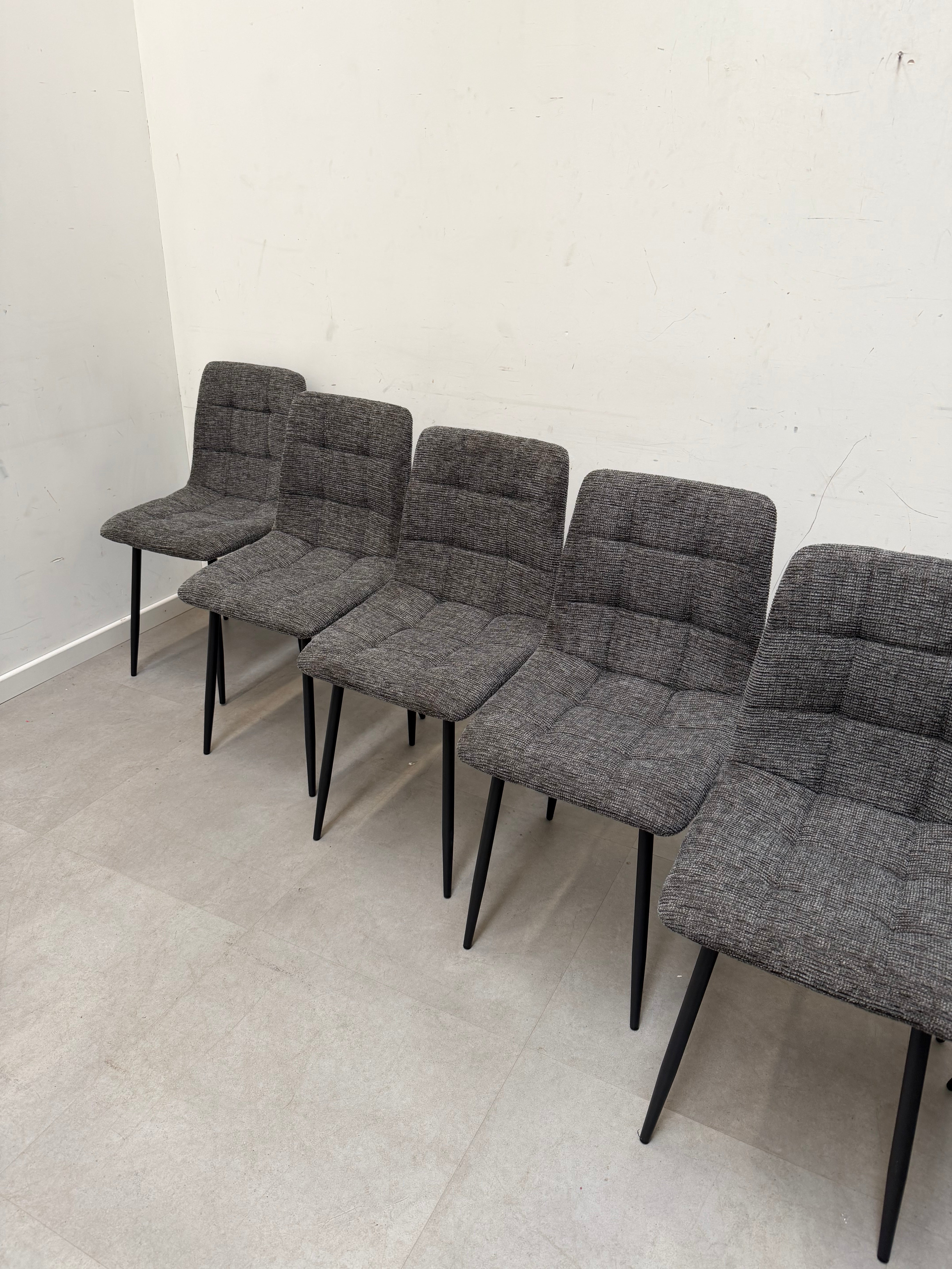 Chaise de salle à manger moderne rembourrée – Fin de stock