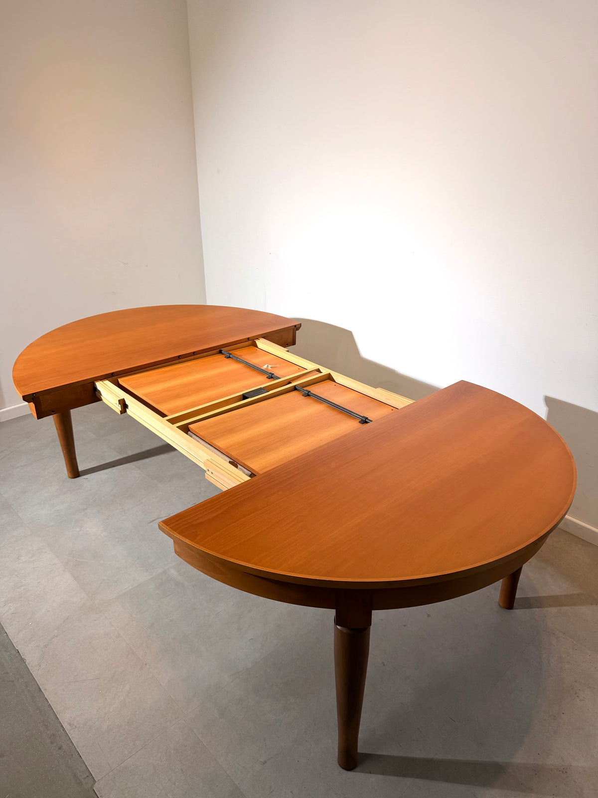 Molteni Extendable Round Dining Table