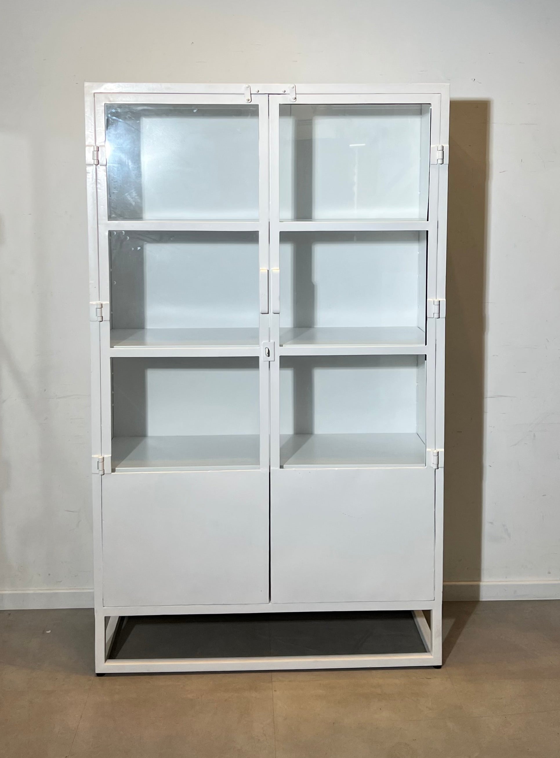 White metal display cabinet "GIGA Meubel"