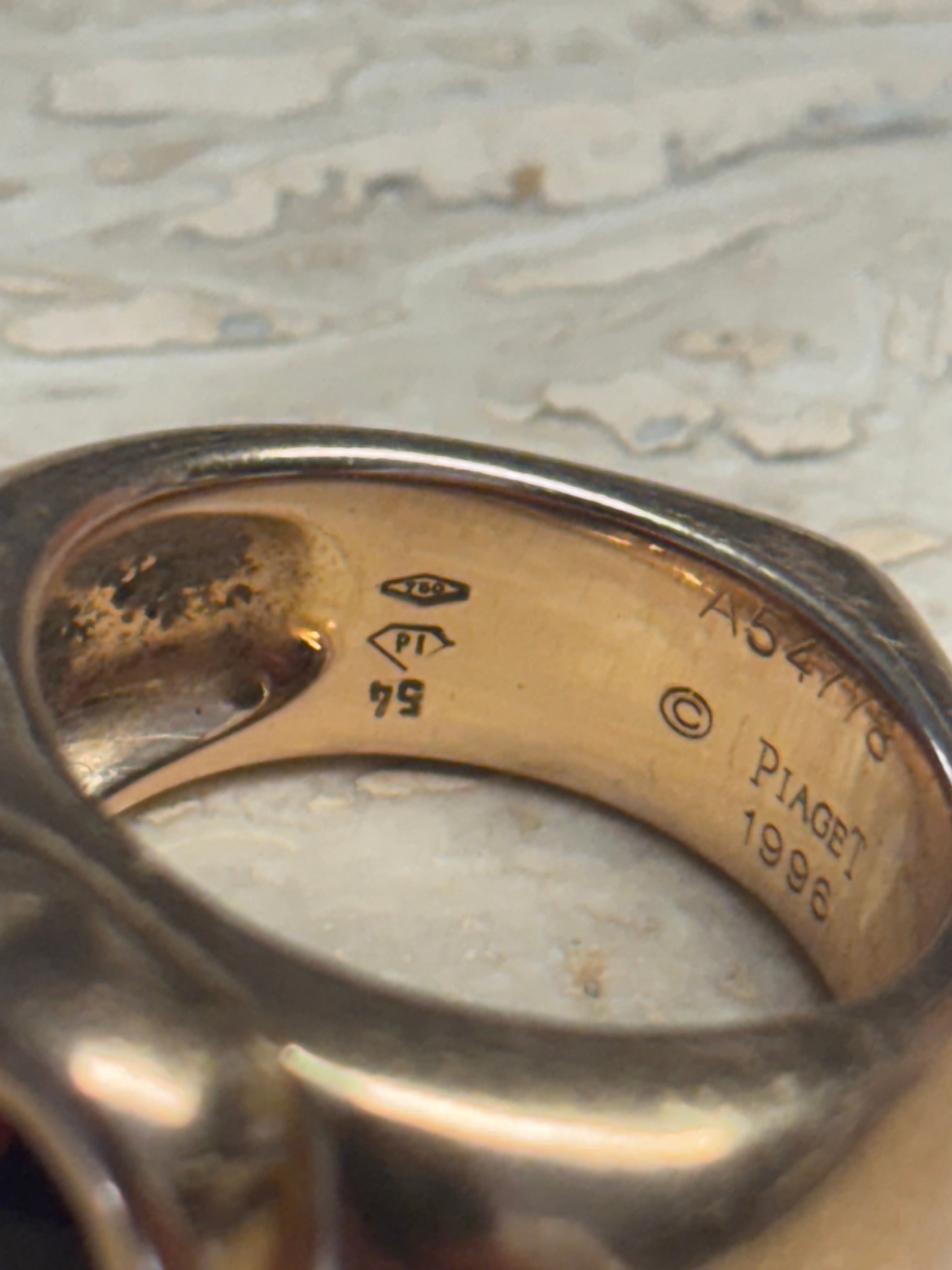 Bague Piaget en or 18 carats avec grenat en forme de cœur – Taille 55