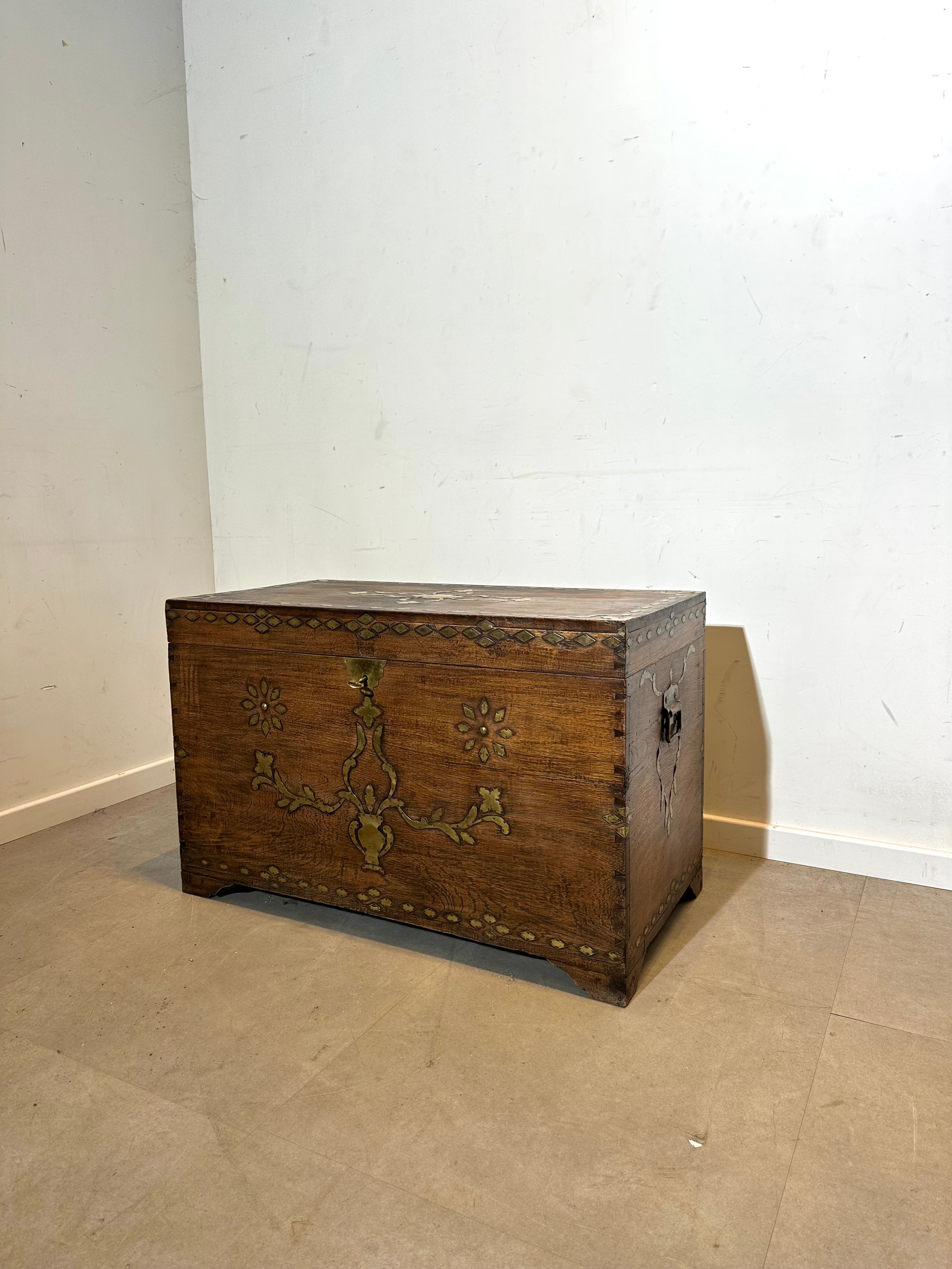 Antieke houten kist met messing beslag