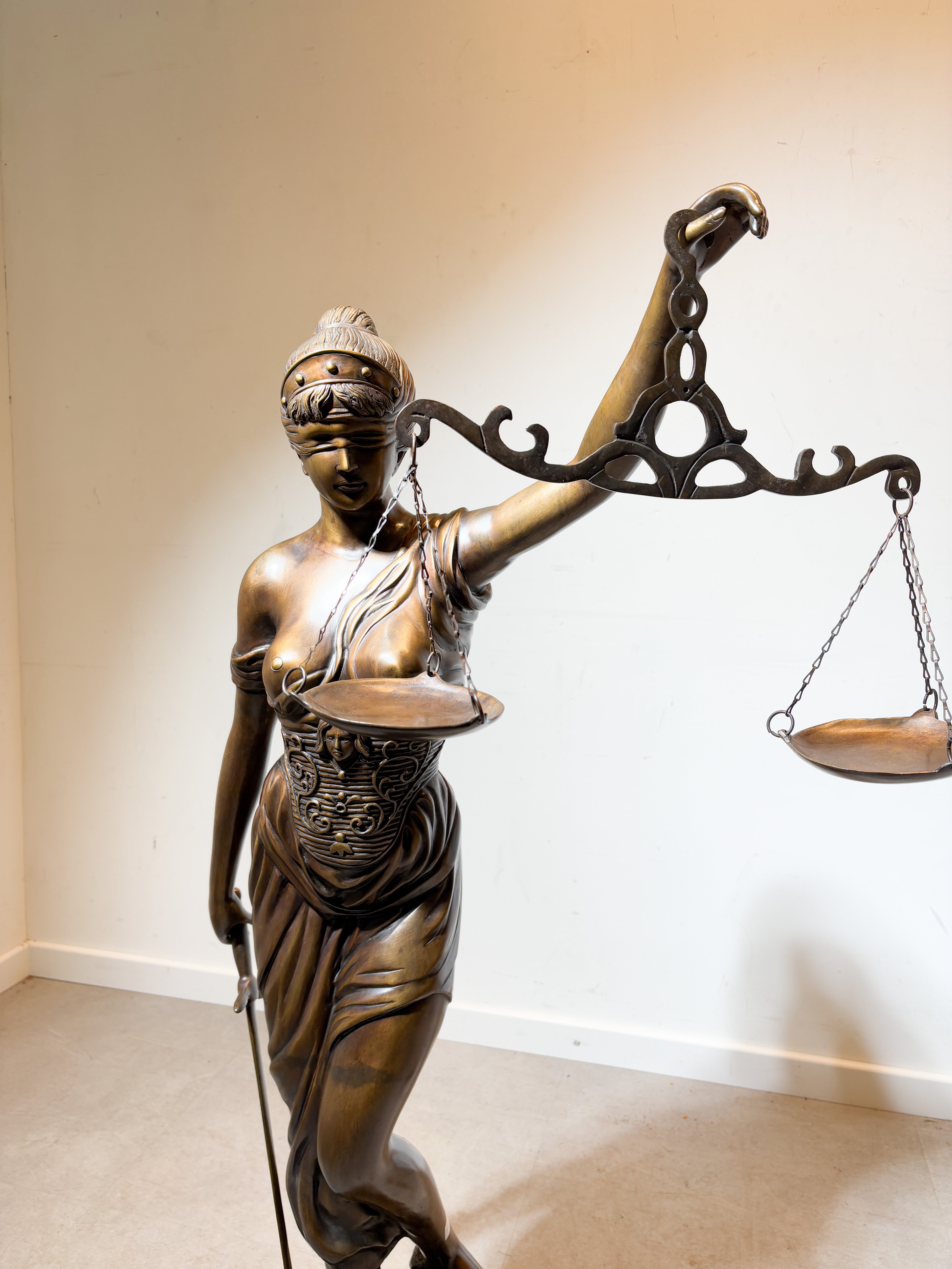 Grande statue de la Dame Justice