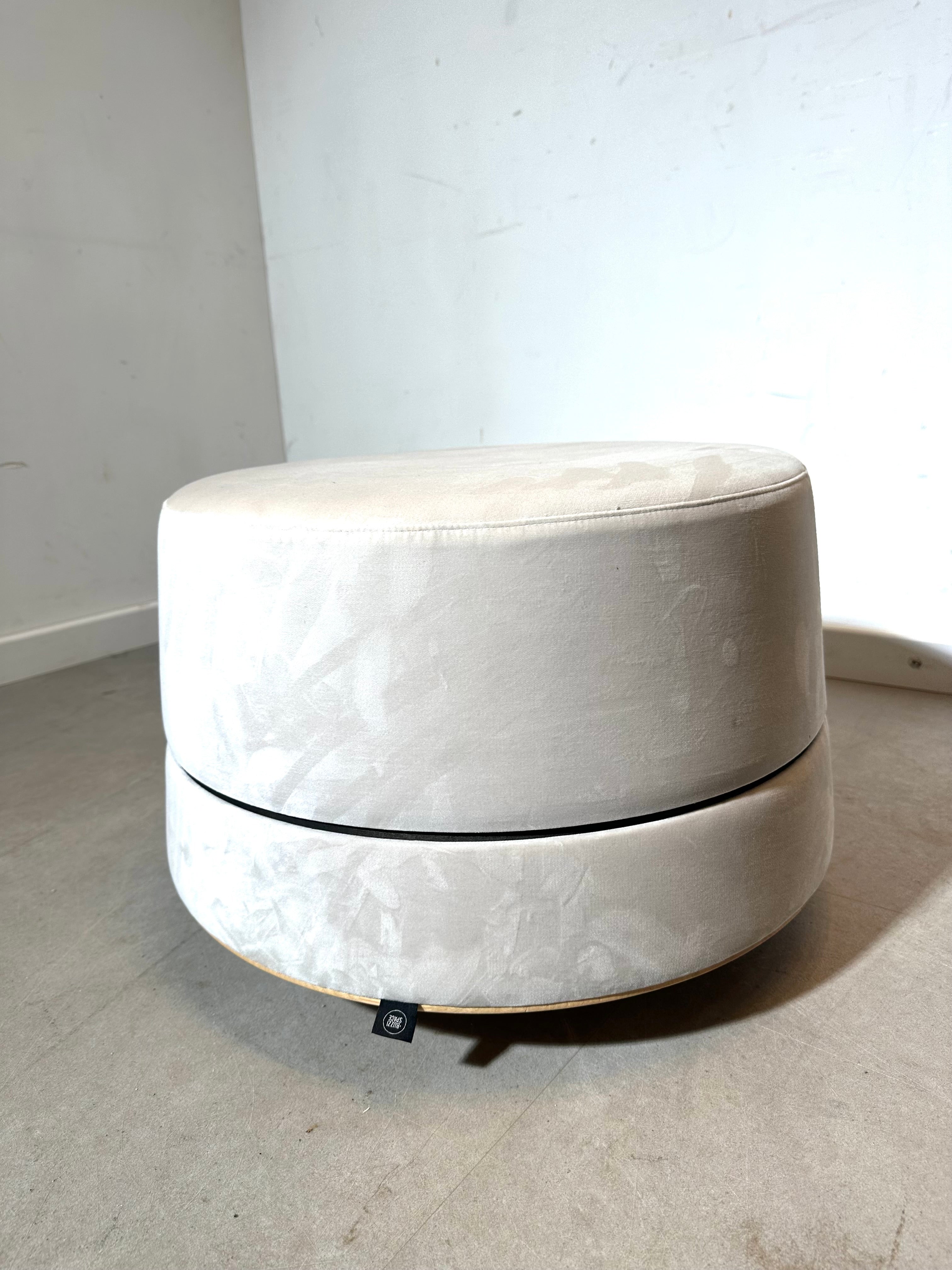 BuzziSpace Round Pouf