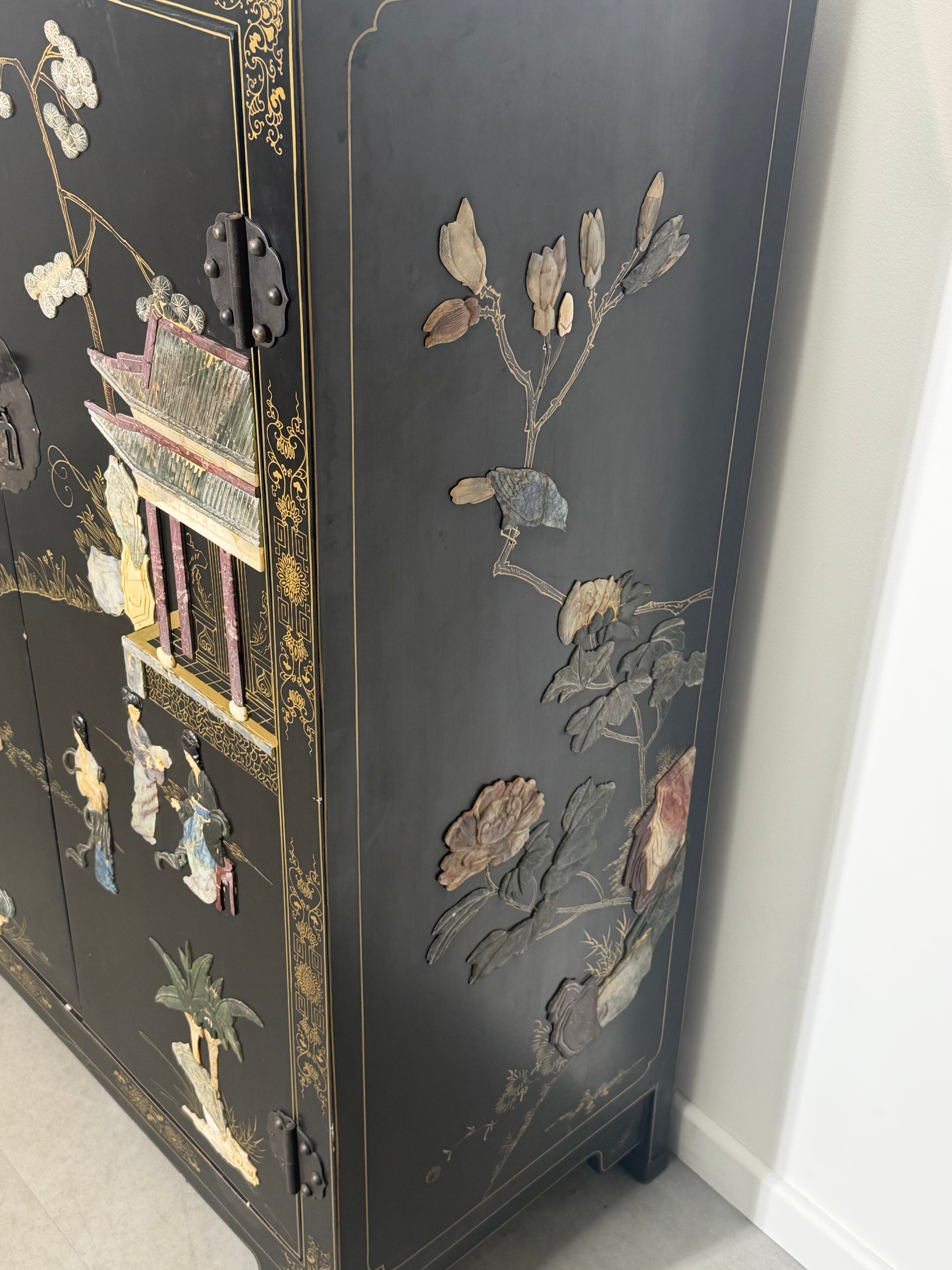 Chinese Oriental Cabinet with Hand-Painted Décor