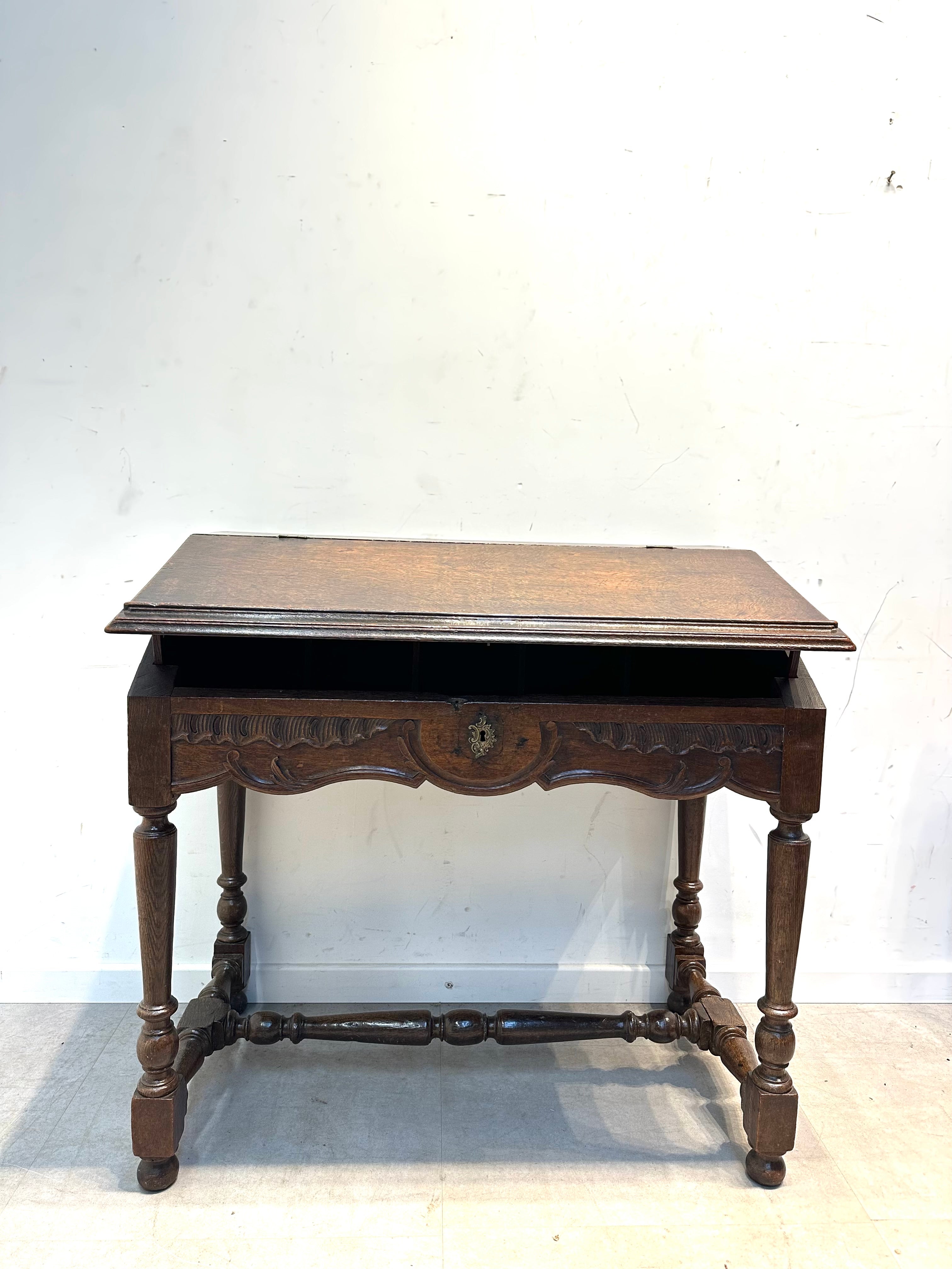Bureau ancien en chêne français
