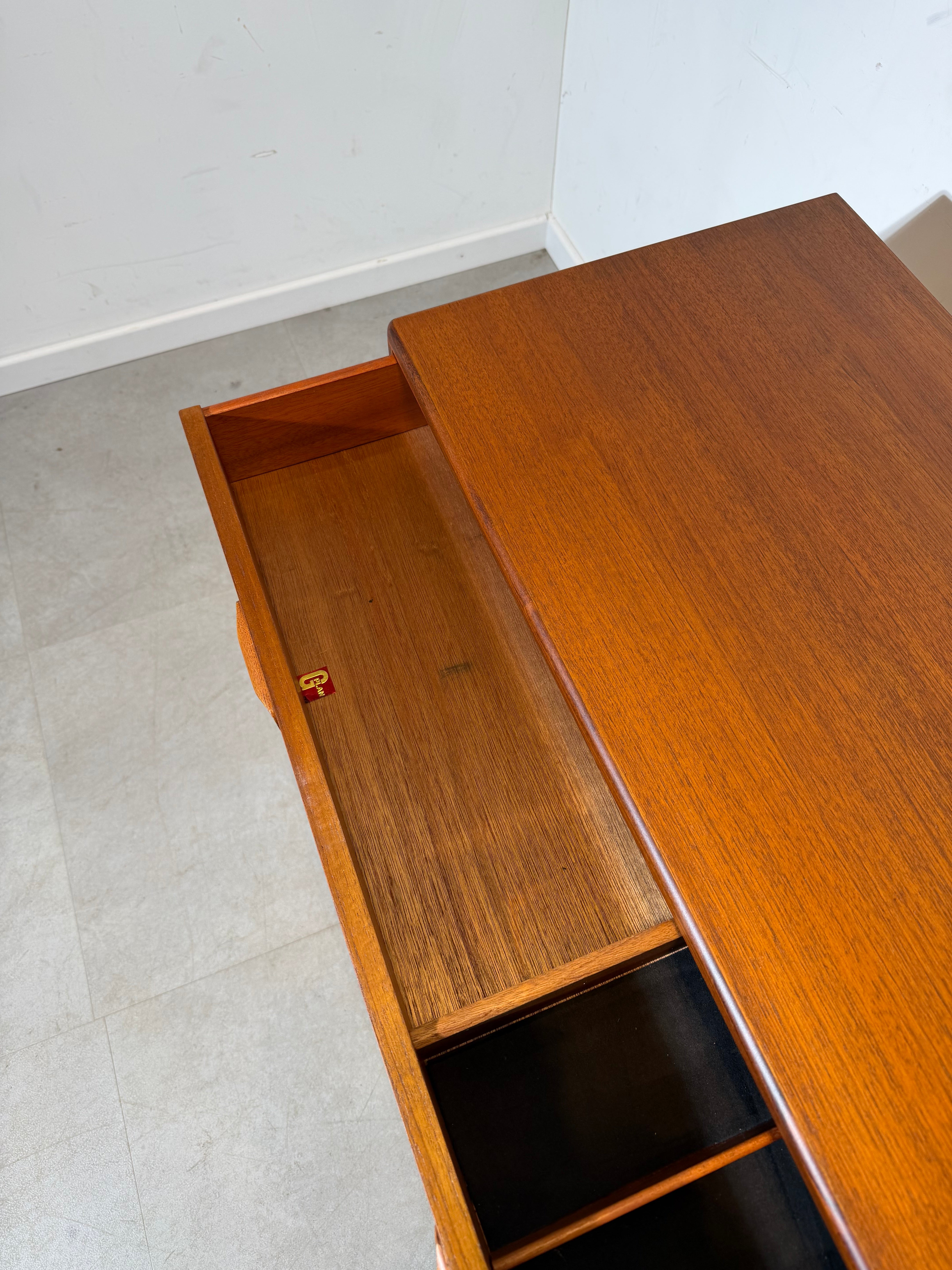 Buffet G-Plan en teck sur pieds épingle – Style moderne du milieu du siècle