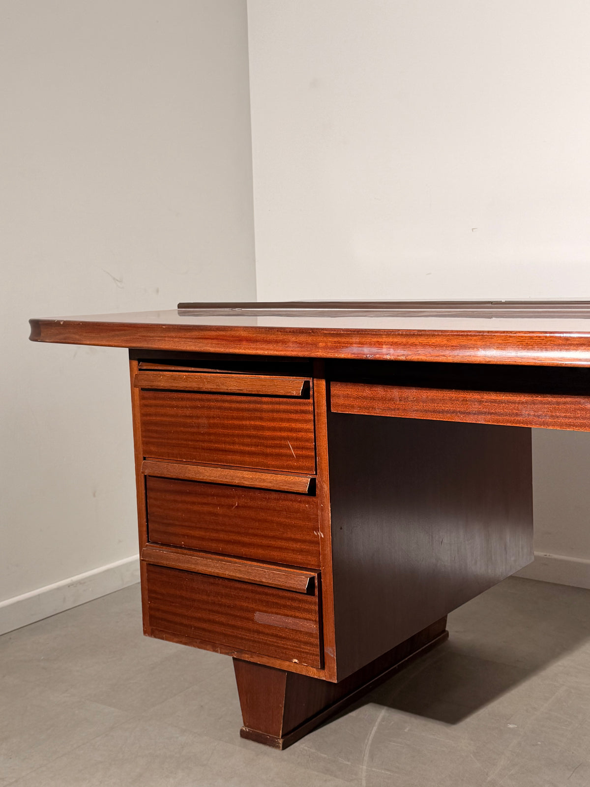 Vintage Executive Desk in Mahogany
