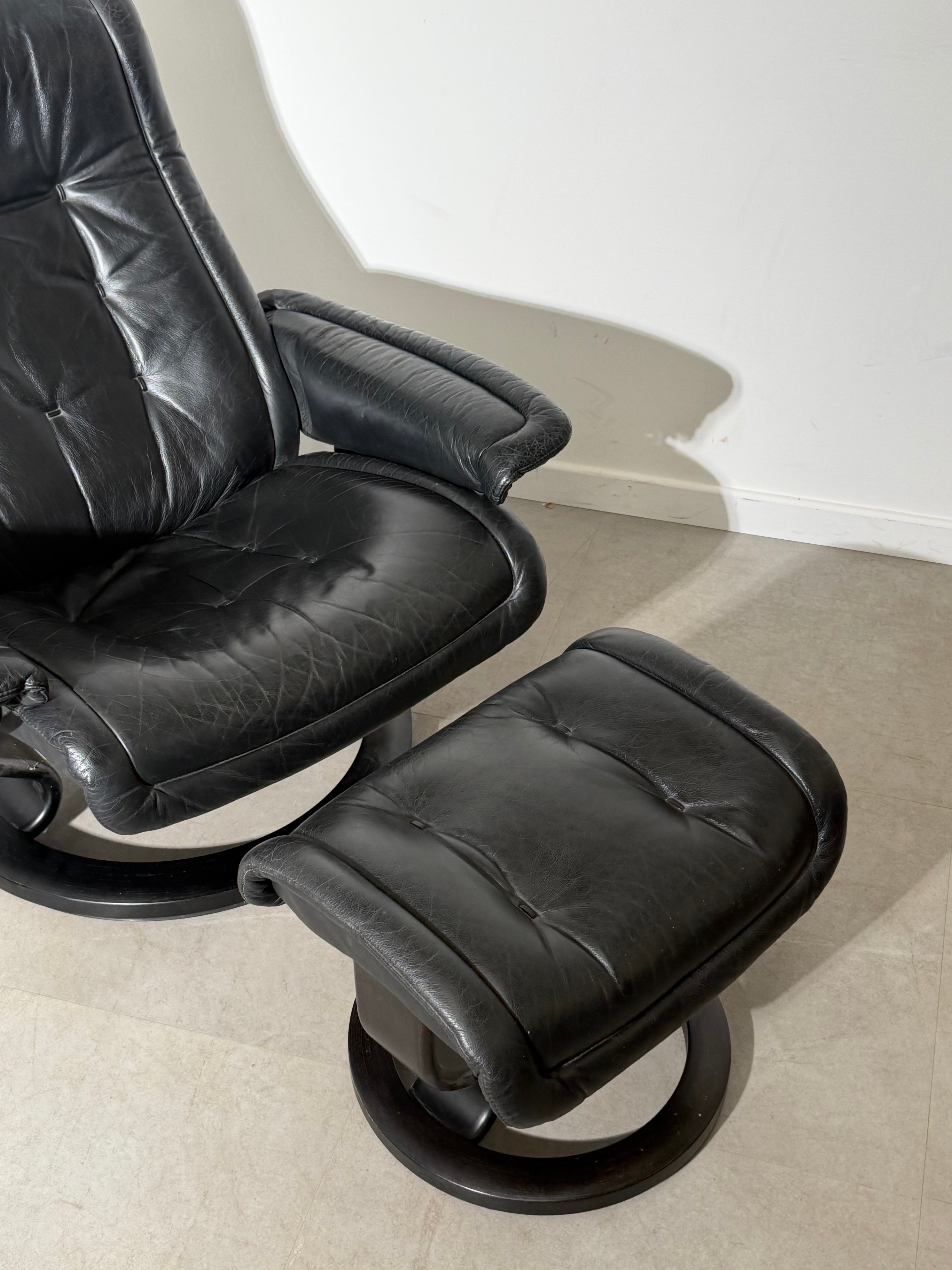 Stressless Black Relaxchair with Ottoman