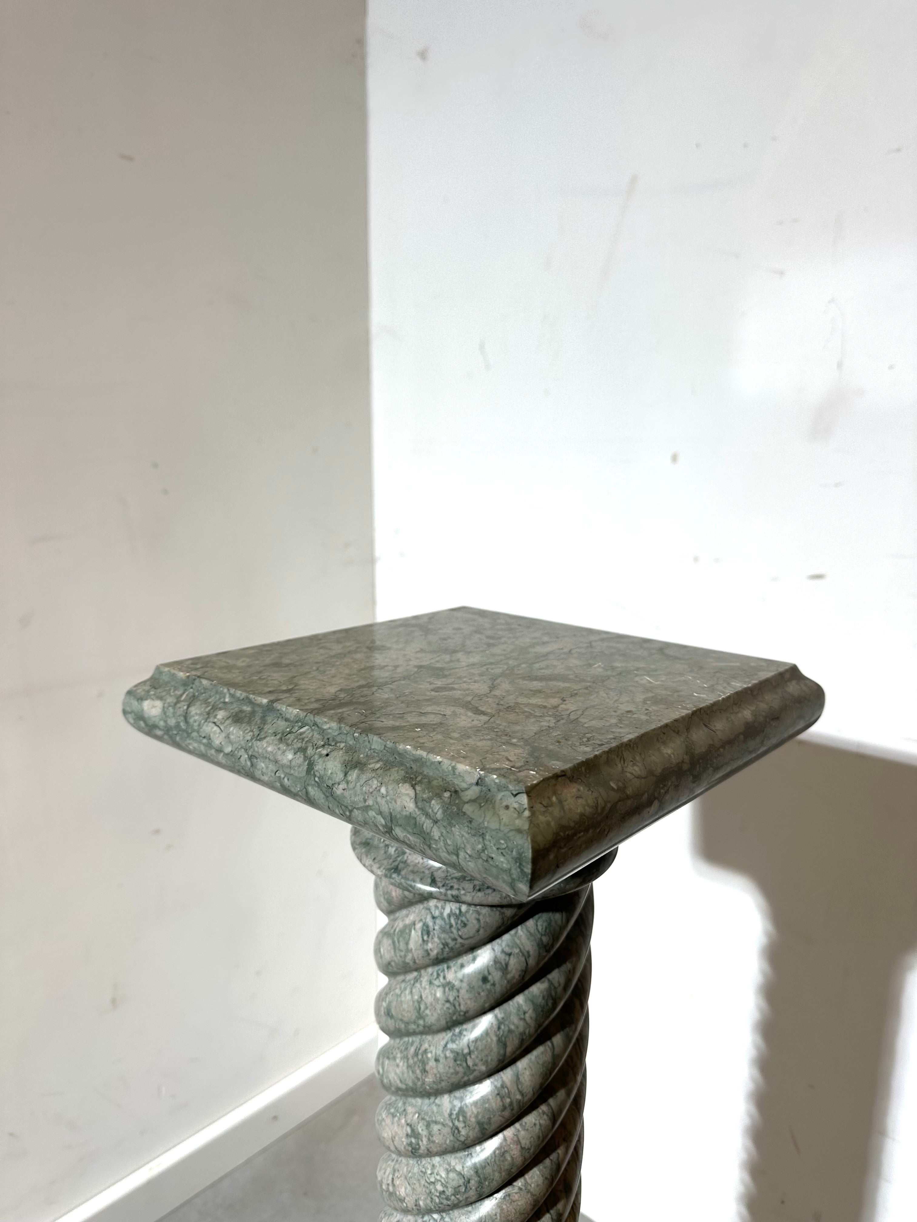 Socle torsadé en marbre vert