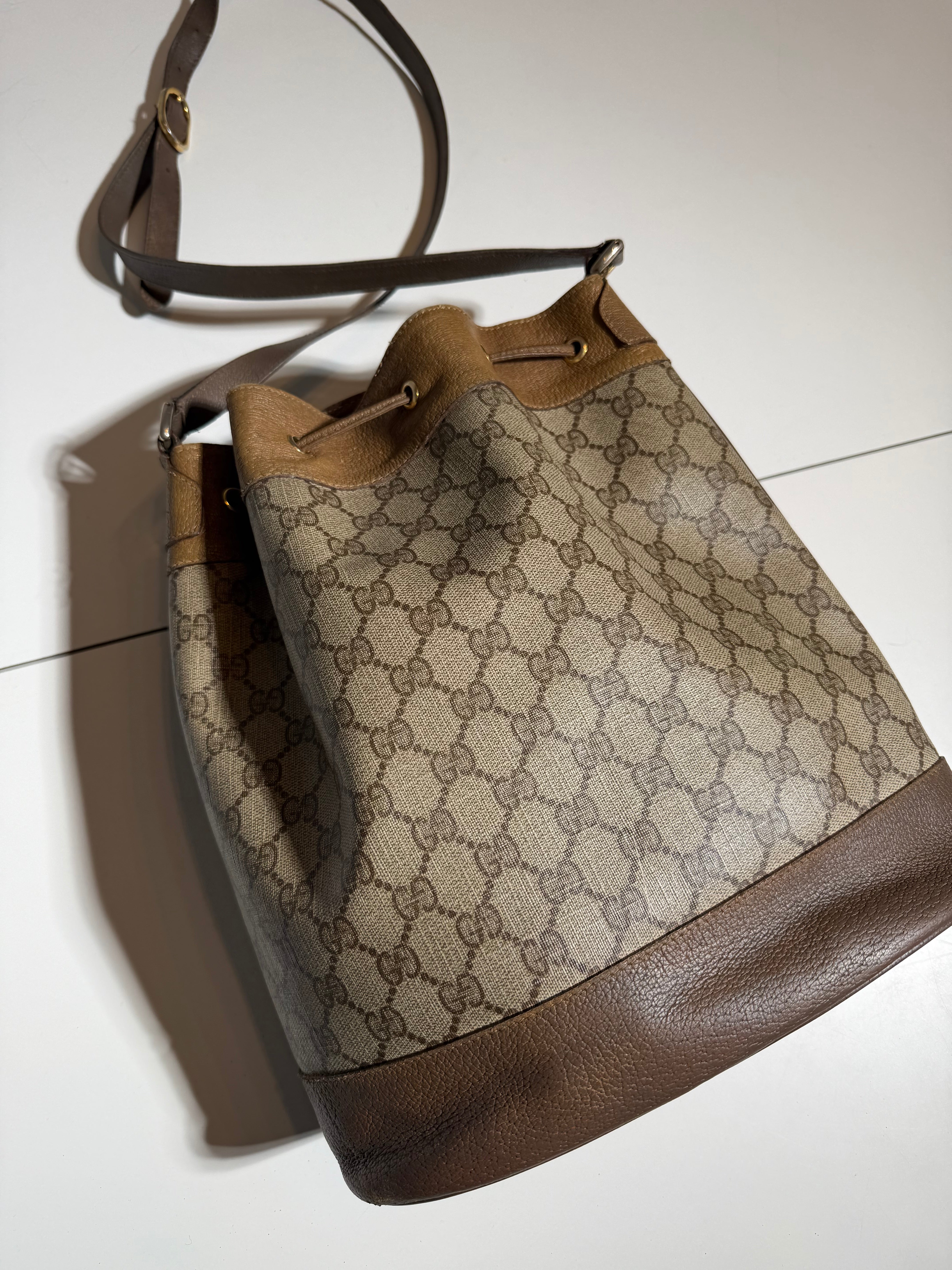 Sac seau Gucci Ophidia en toile GG