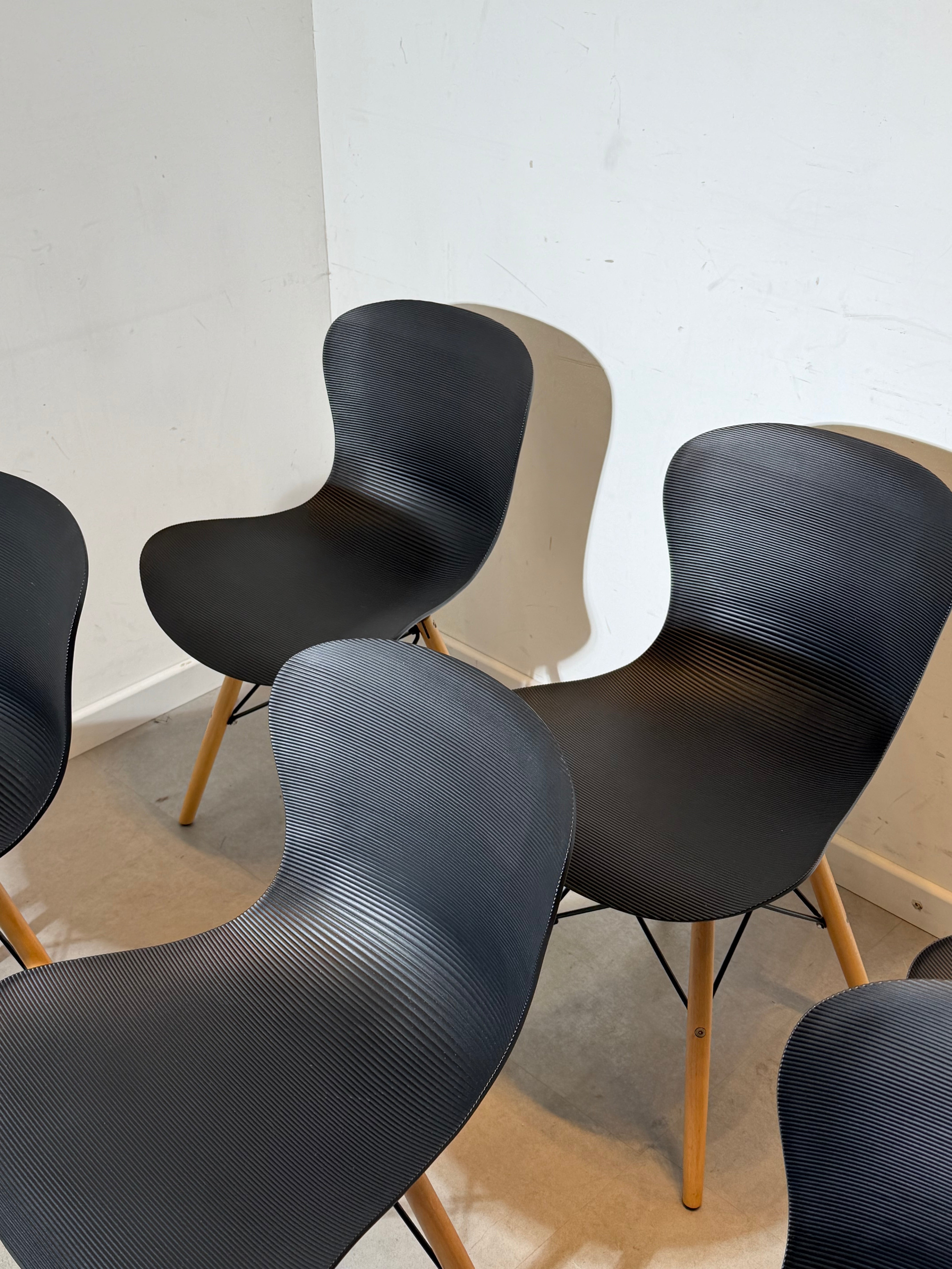 Set of 6 Contemporary Dining Chairs – Black Shell with Wooden Legs