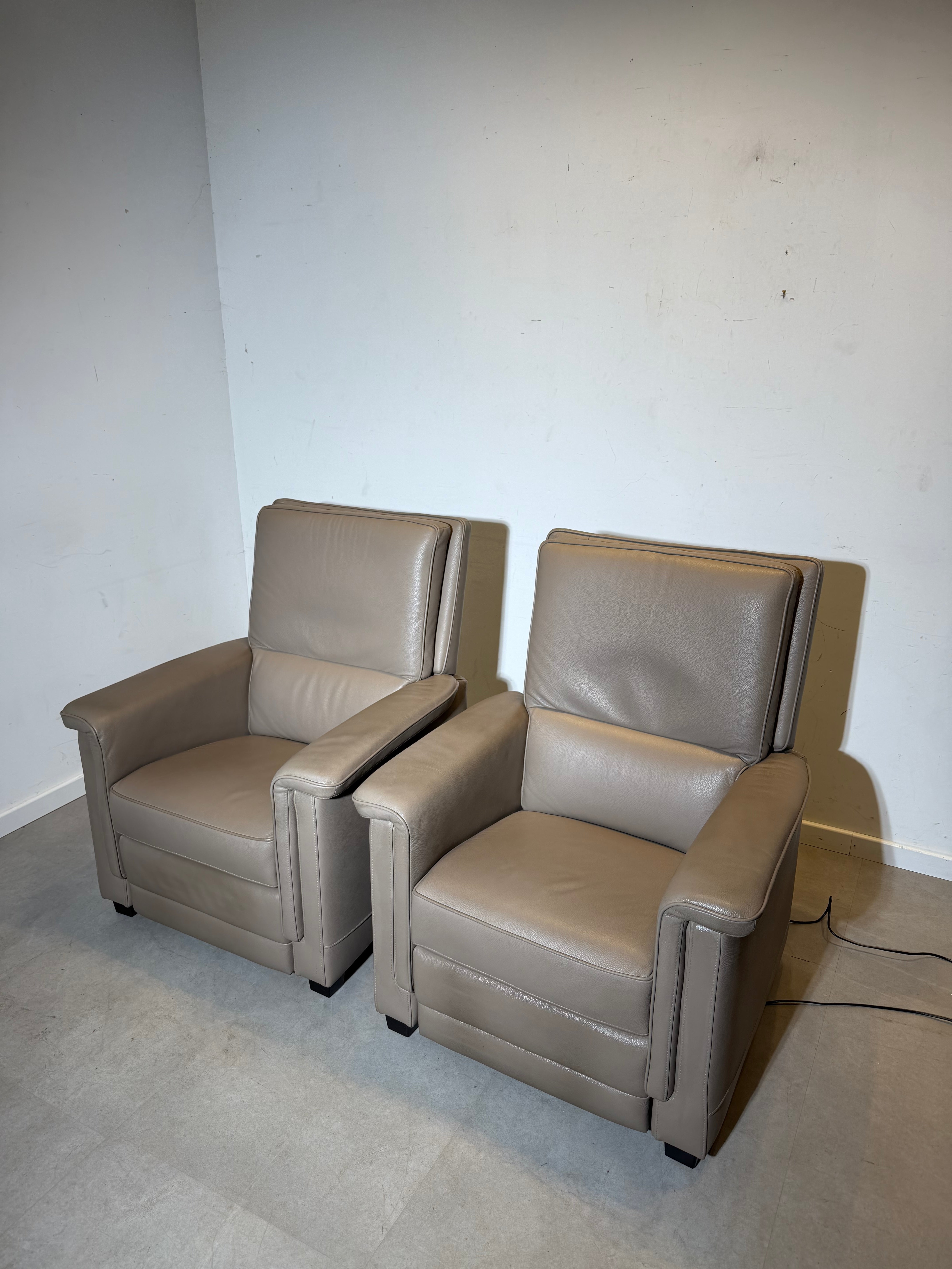 Set of 2 Electric Relax Armchairs in Taupe Leather – Adjustable Recline