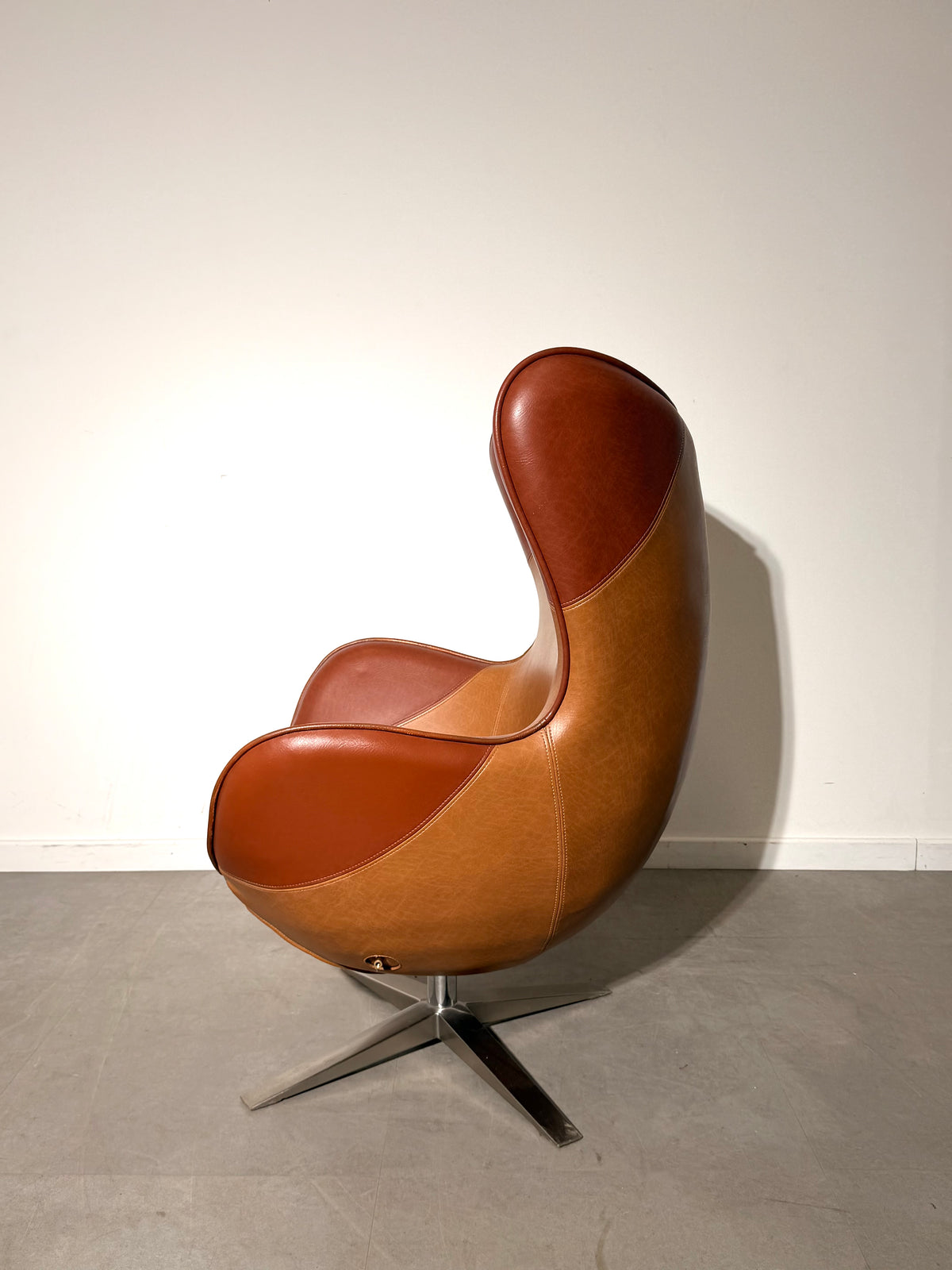 Vintage Egg Chair – Two-Tone Cognac Faux Leather
