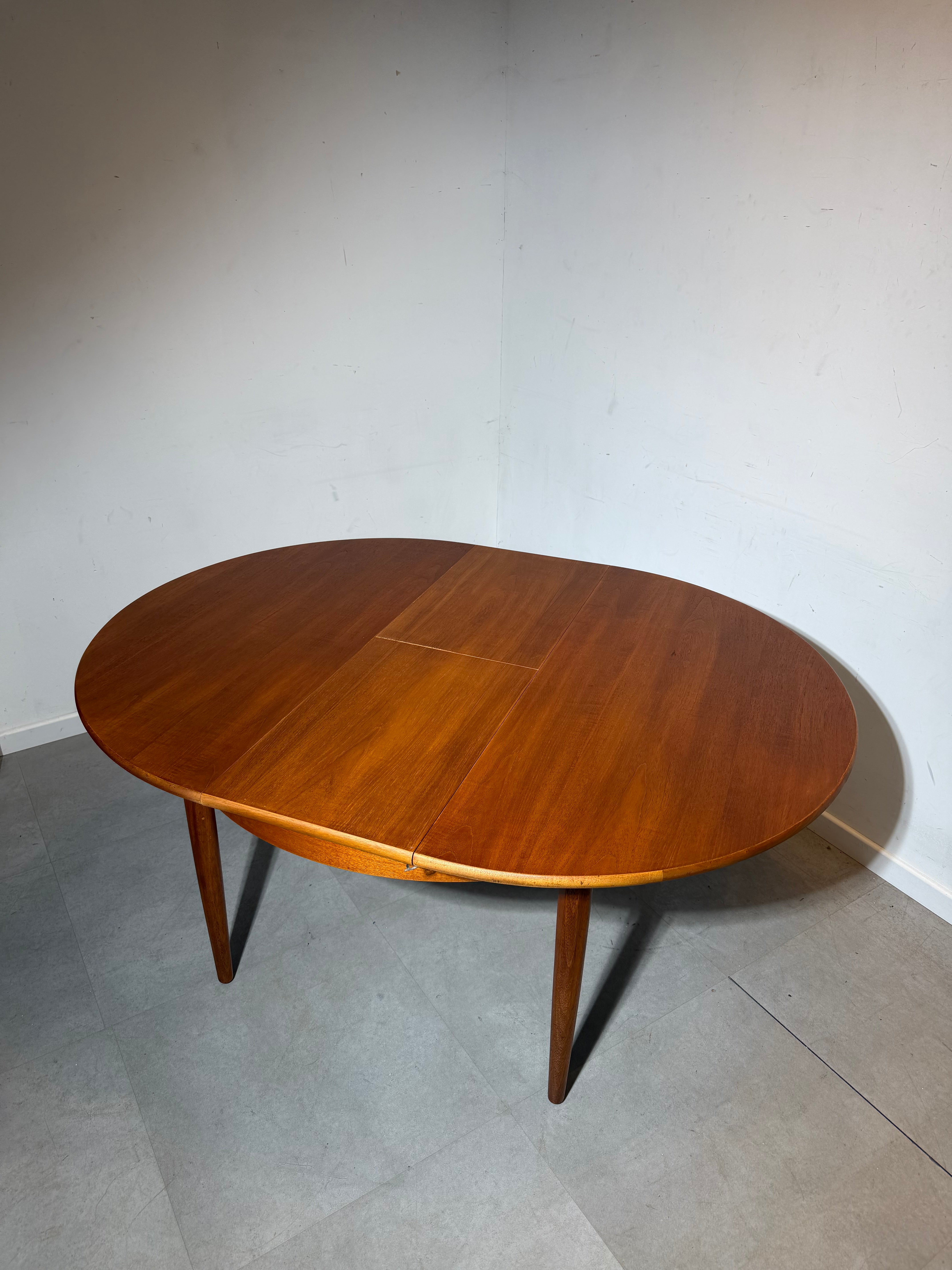 Vintage Round Extendable Teak Dining Table – Mid-Century Modern