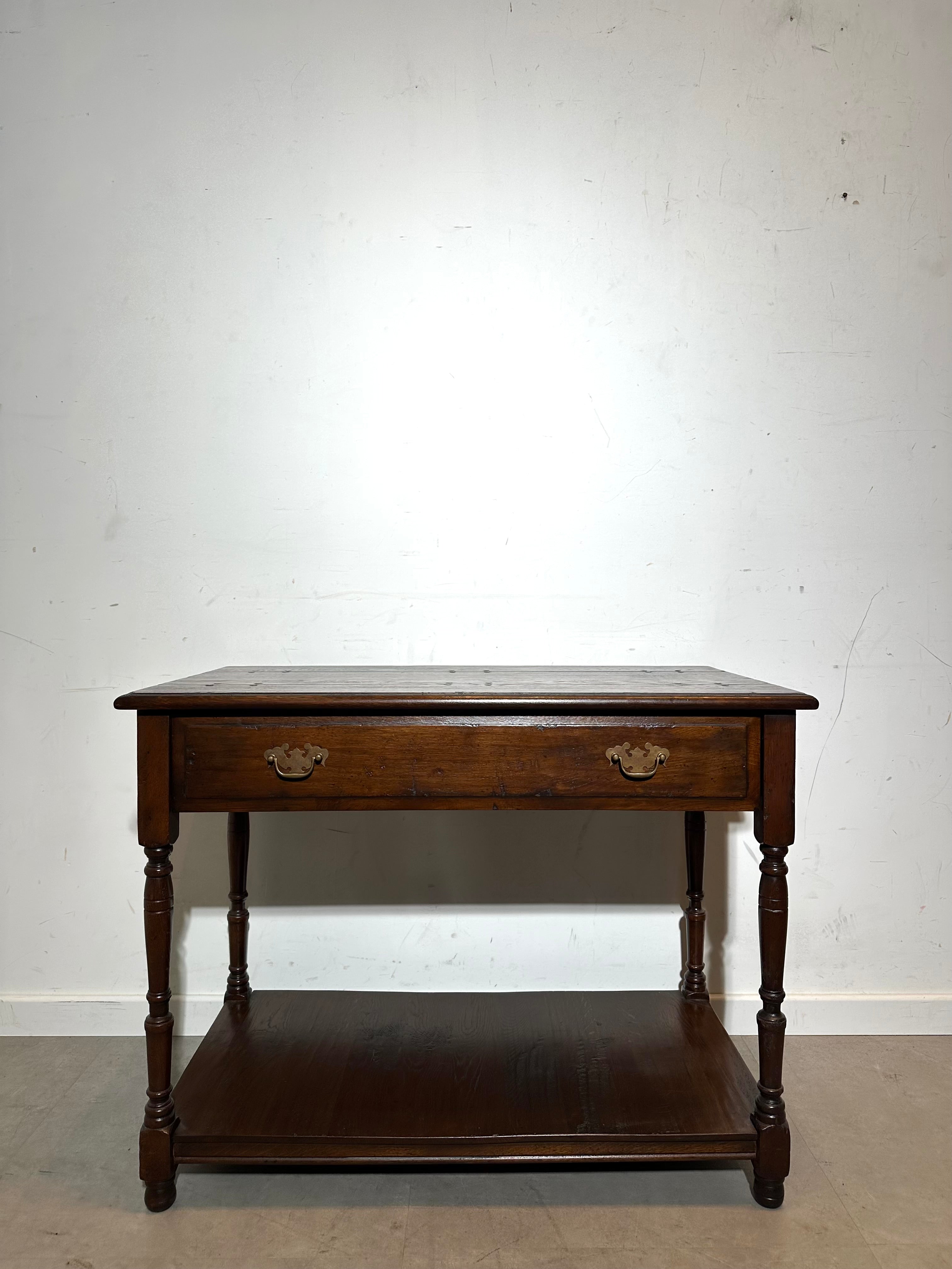 Old & New Engeland Oak Side Table