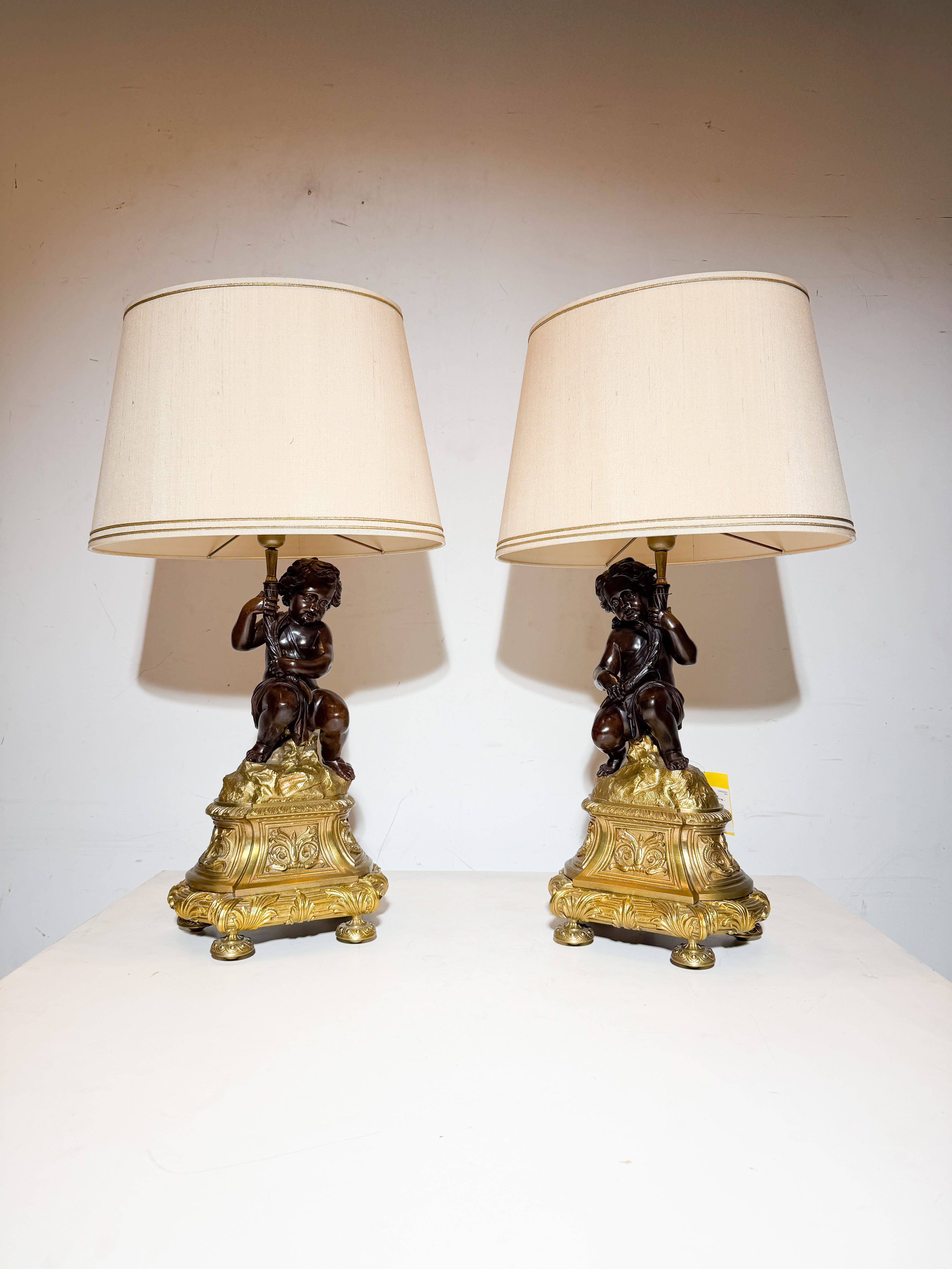 Paire de lampes de table en bronze ornées de puttis