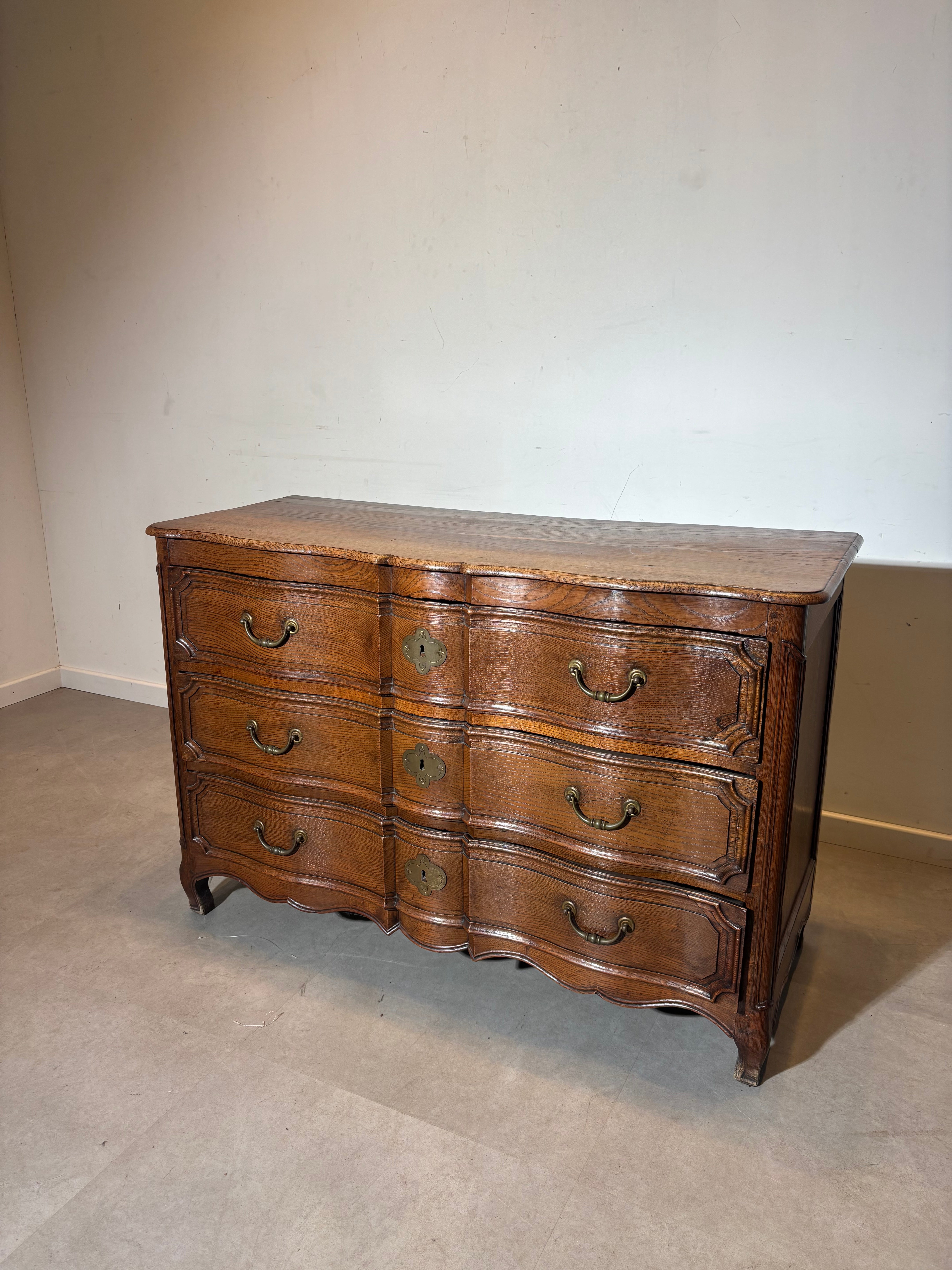 Antique chest of drawers in solid oak wood