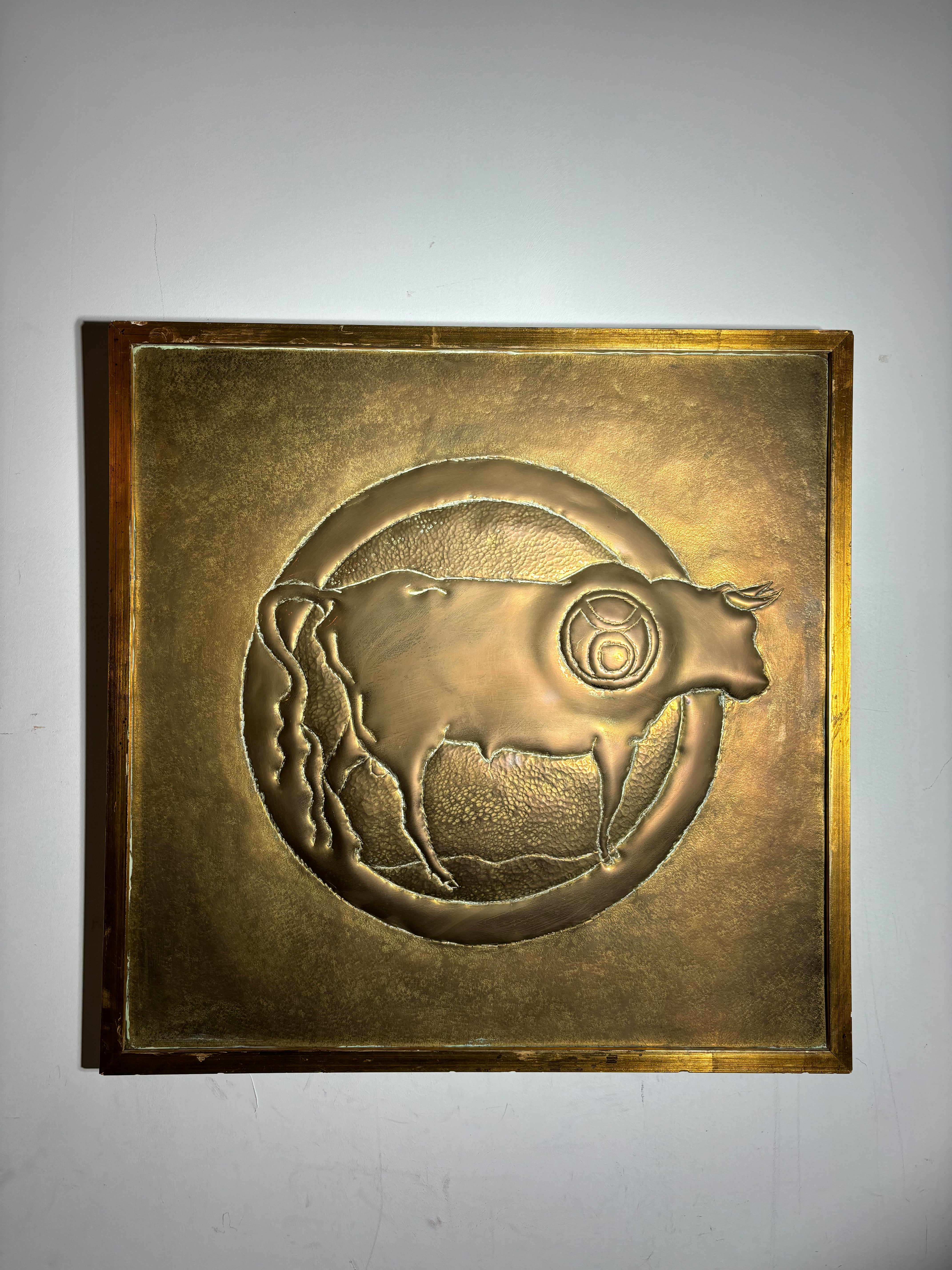 Taureau en laiton gravé des années 1970
