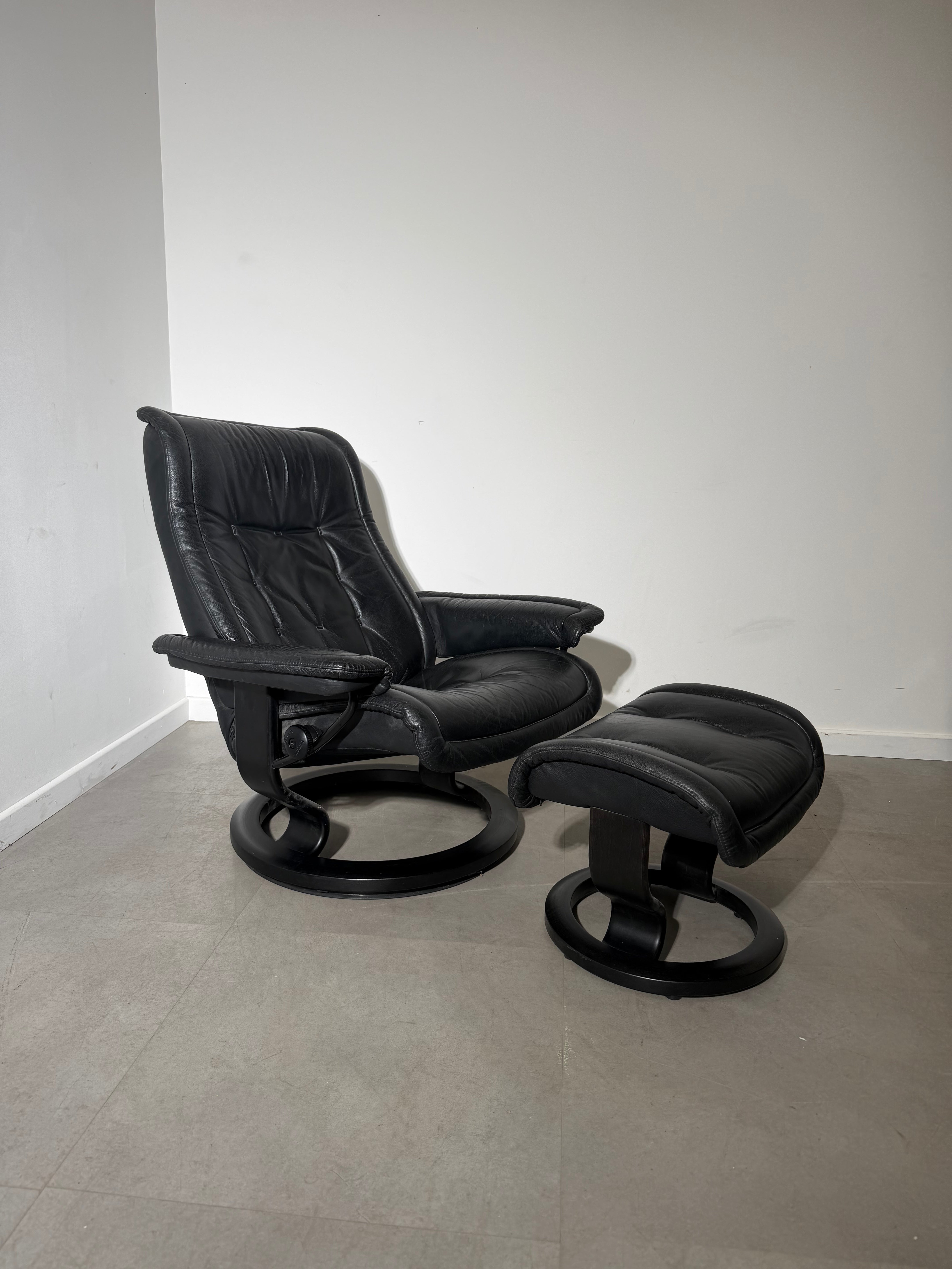 Stressless Black Relaxchair with Ottoman