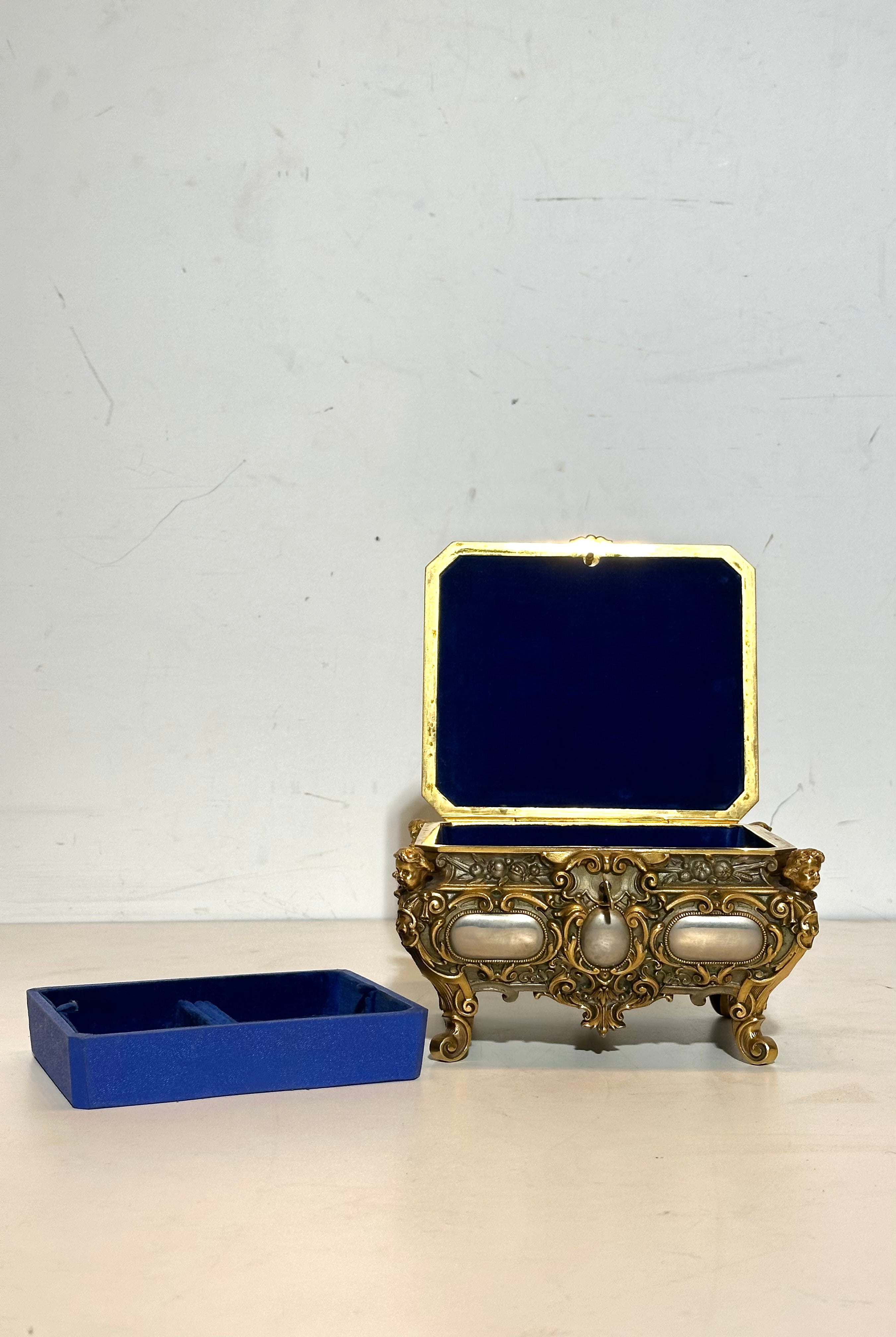 Boîte à bijoux ancienne ornée – Bronze doré et doublure en velours