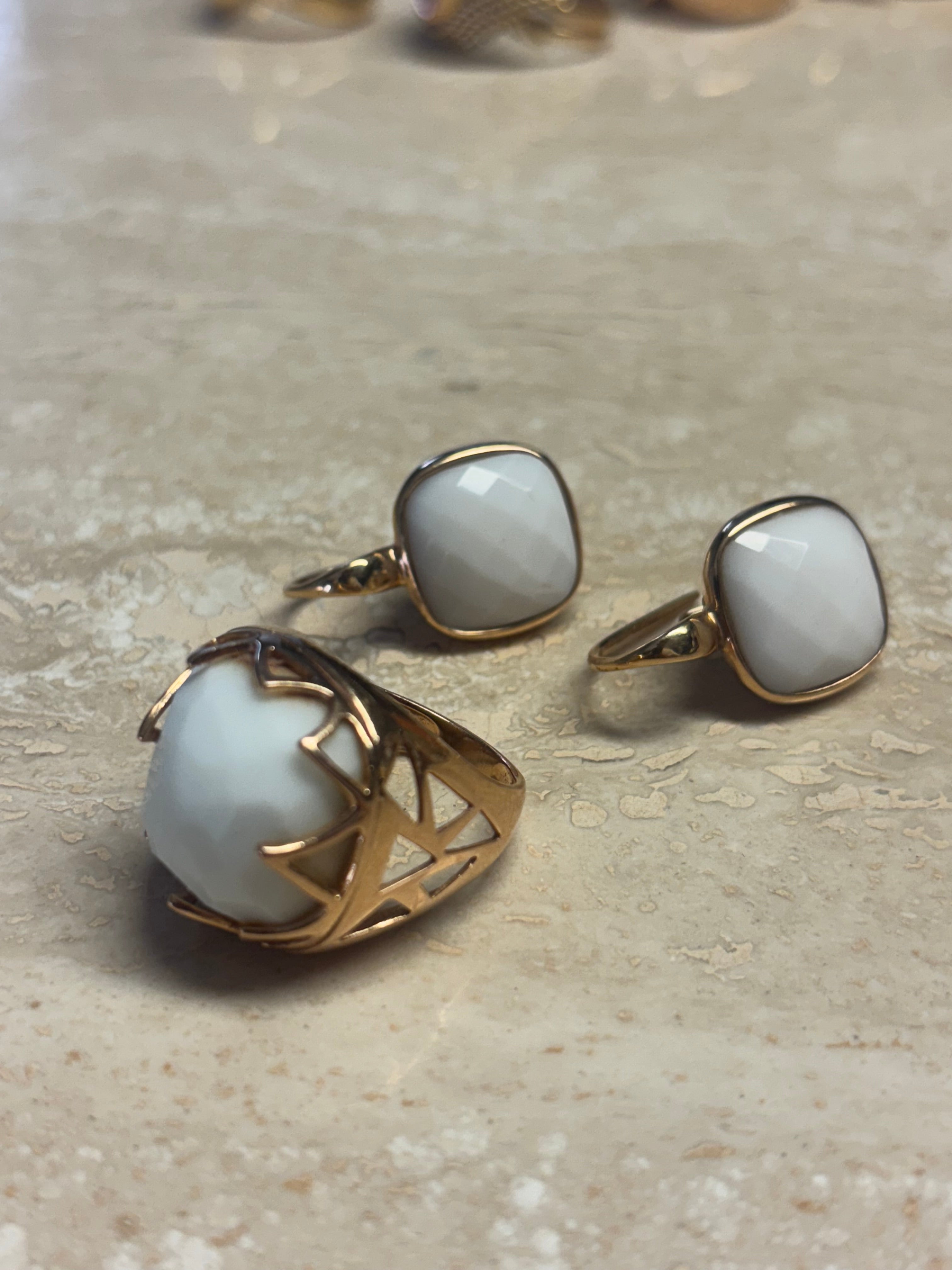 Ring- en oorbellenset van 18 karaats goud met witte saffier – inclusief certificaat