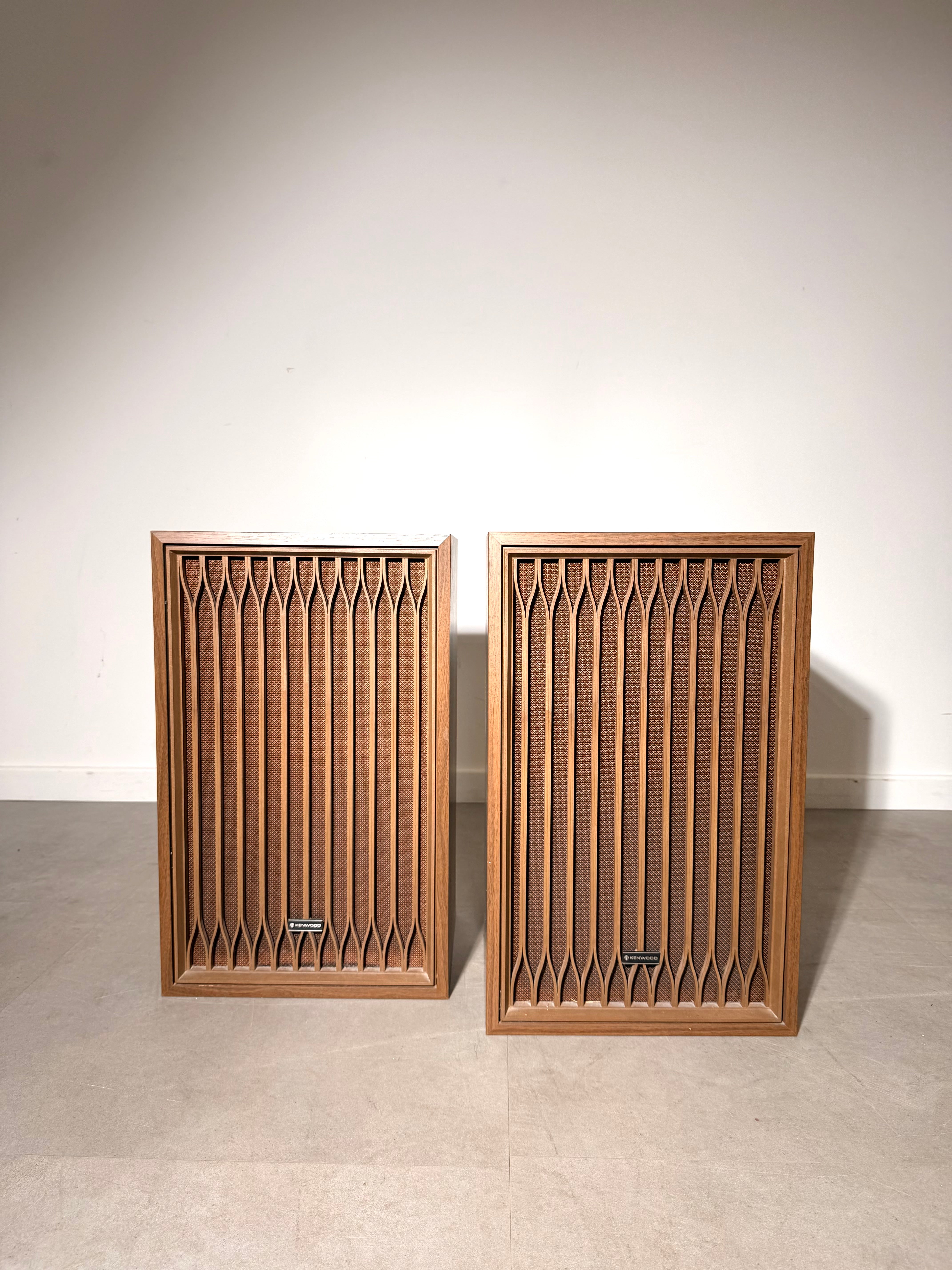 Set of Vintage Kenwood 4040D Speakers